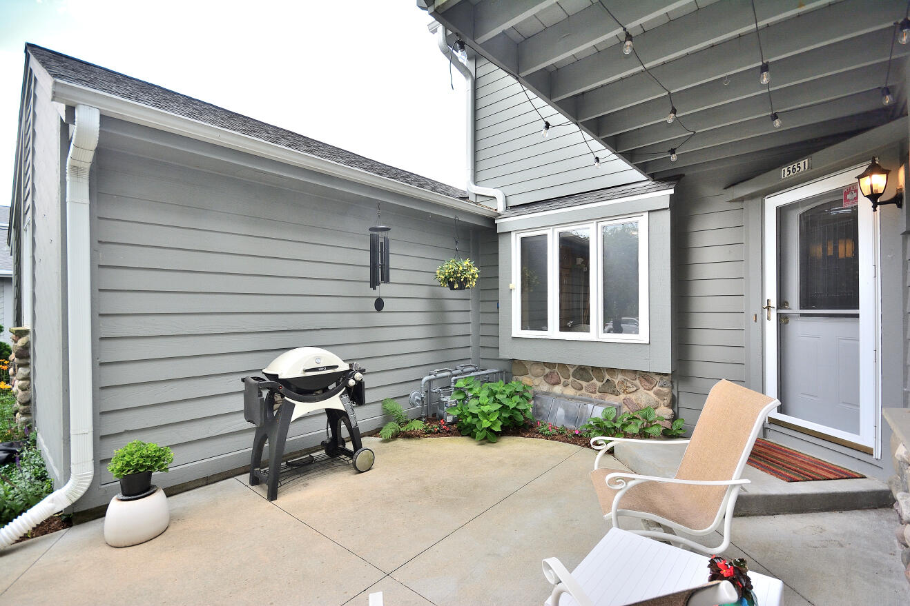 15651 West Ridge Road New Berlin, WI 53151 - Photo 2 of 27 FRONT