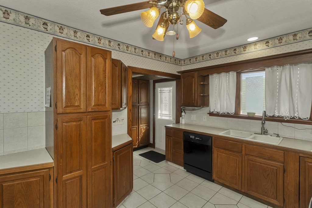 57 Lyndale Street Springfield, MA 01108 - Photo 15 of 40