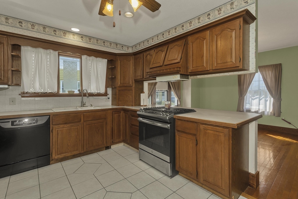 57 Lyndale Street Springfield, MA 01108 - Photo 16 of 40