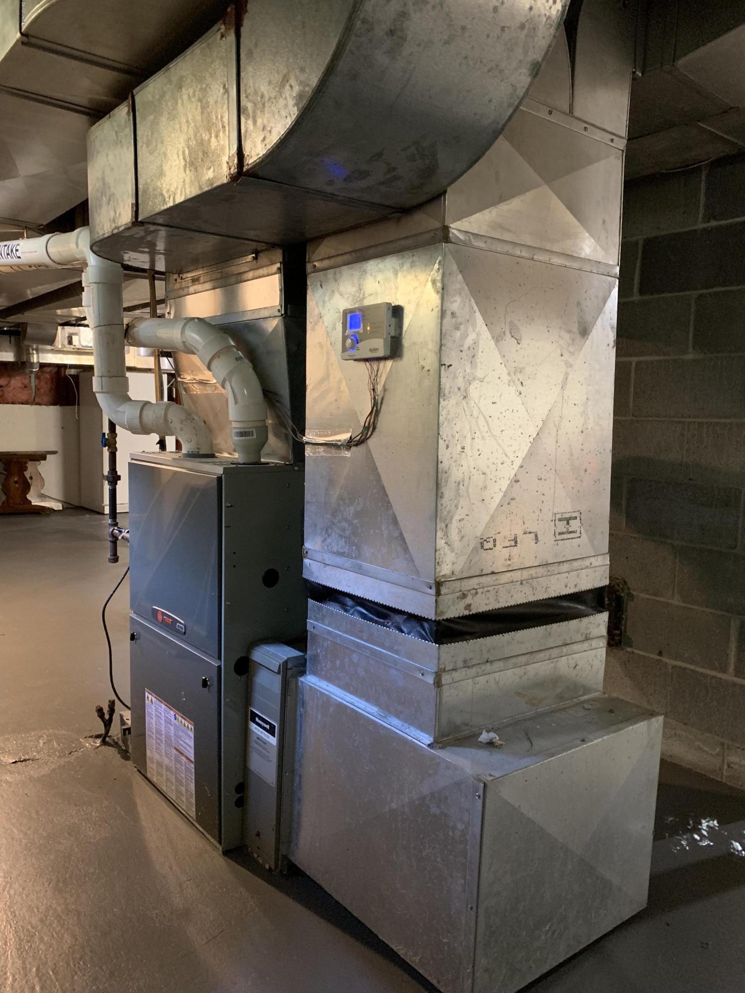 261 Old Stockbridge Road Lenox, MA 01240 - Photo 34 of 43 a room with furniture and screen