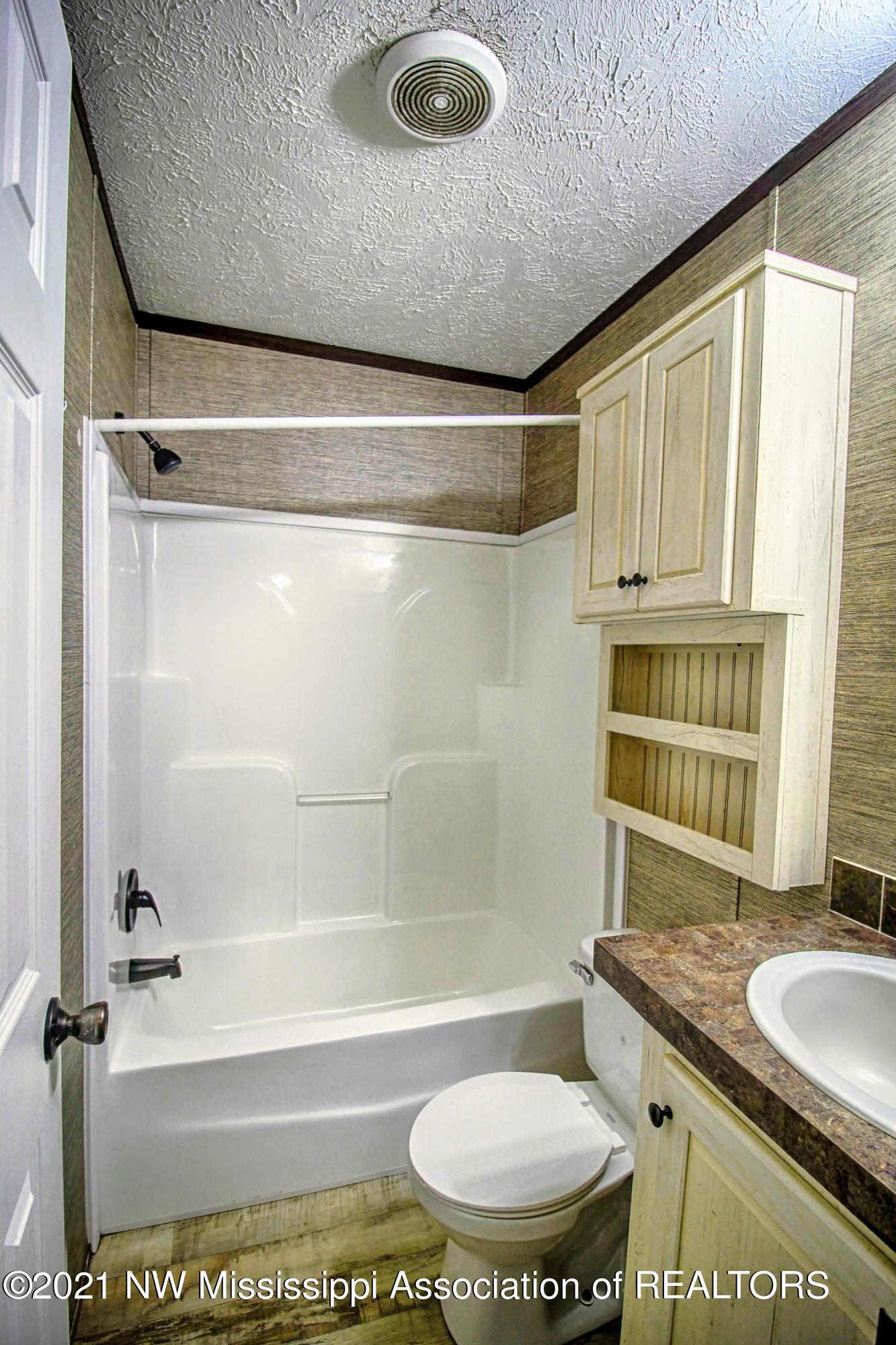 7090 Dubbs Road Dundee, MS 38626 - Photo 17 of 17 Bathroom