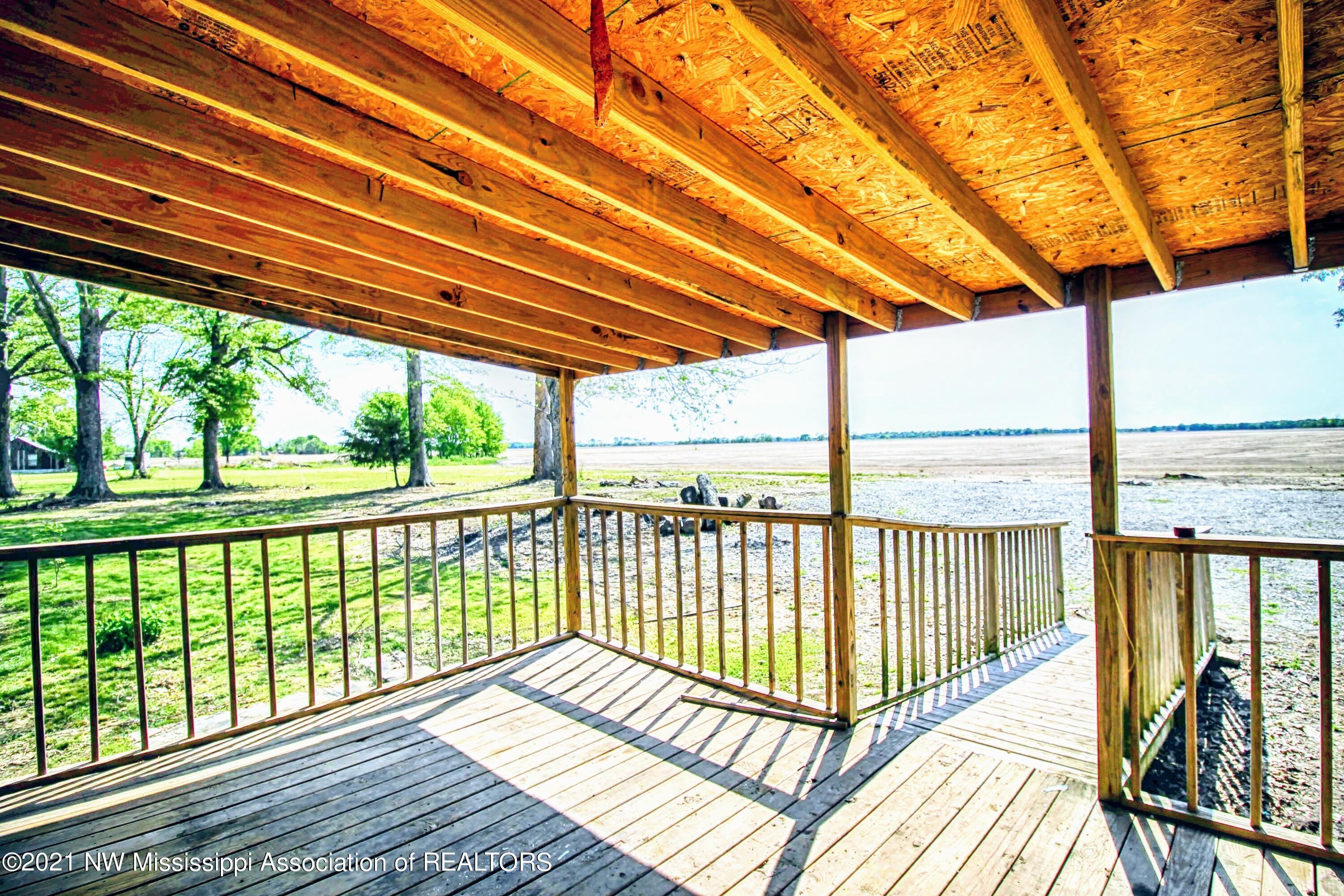7090 Dubbs Road Dundee, MS 38626 - Photo 4 of 17 Back Porch