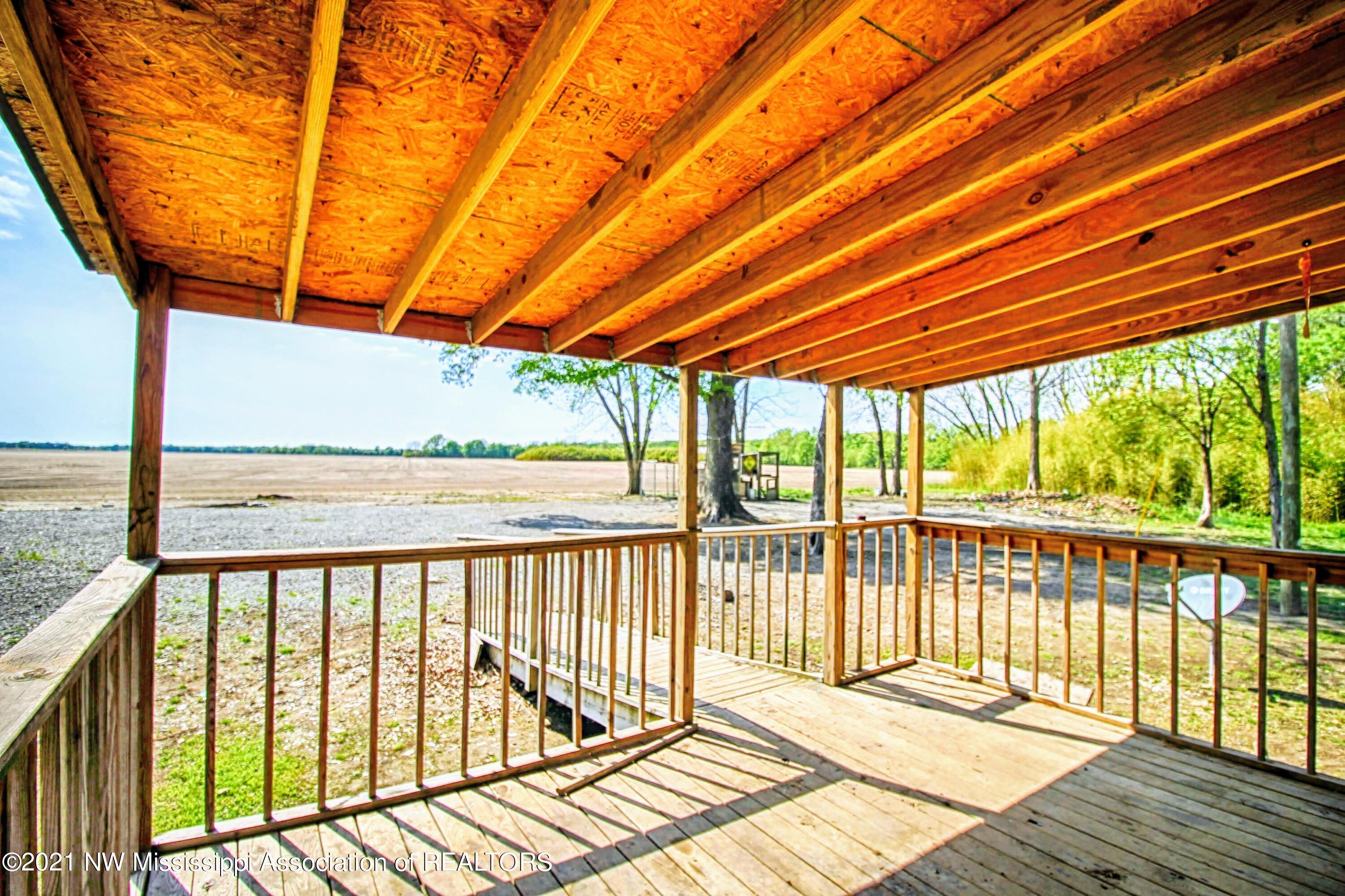 7090 Dubbs Road Dundee, MS 38626 - Photo 5 of 17 Back Porch