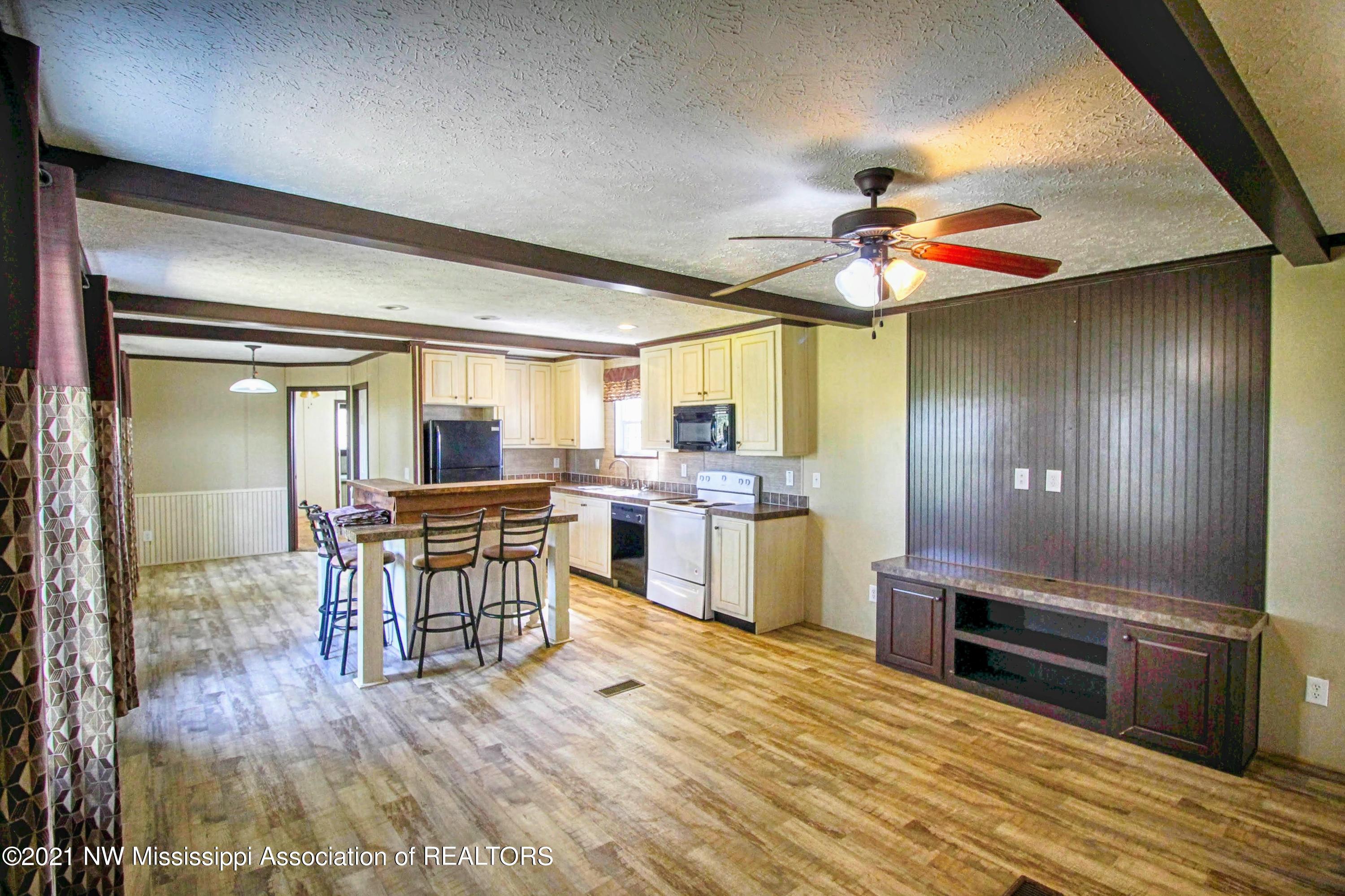 7090 Dubbs Road Dundee, MS 38626 - Photo 6 of 17 Living Room/Kitchen