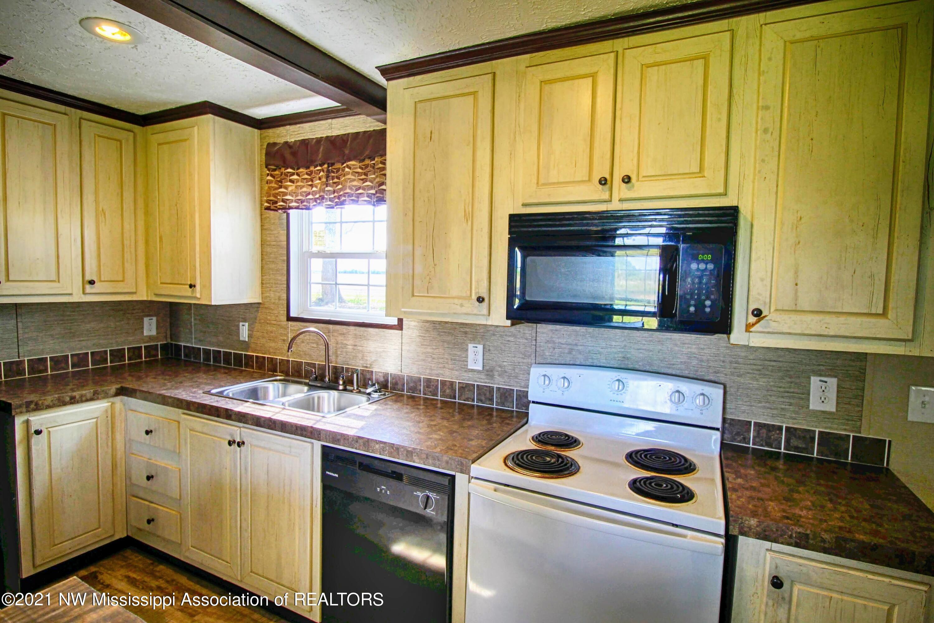 7090 Dubbs Road Dundee, MS 38626 - Photo 9 of 17 Kitchen