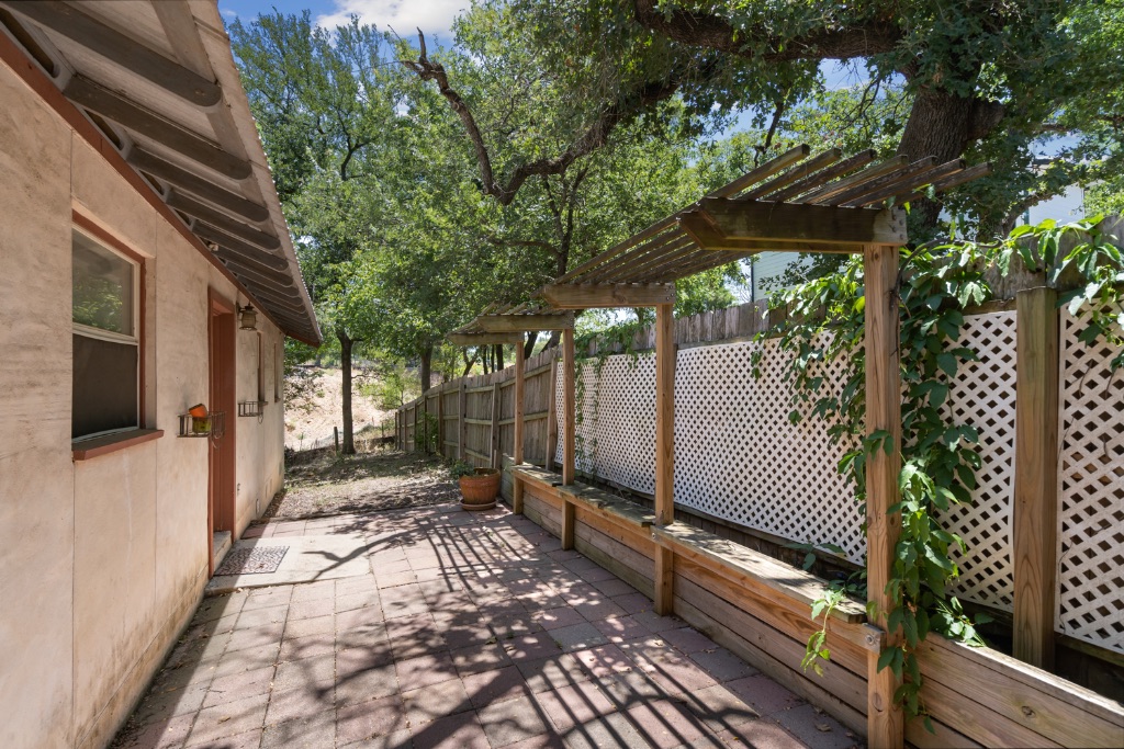 1211 Delano Street Austin, TX 78721 - Photo 22 of 30