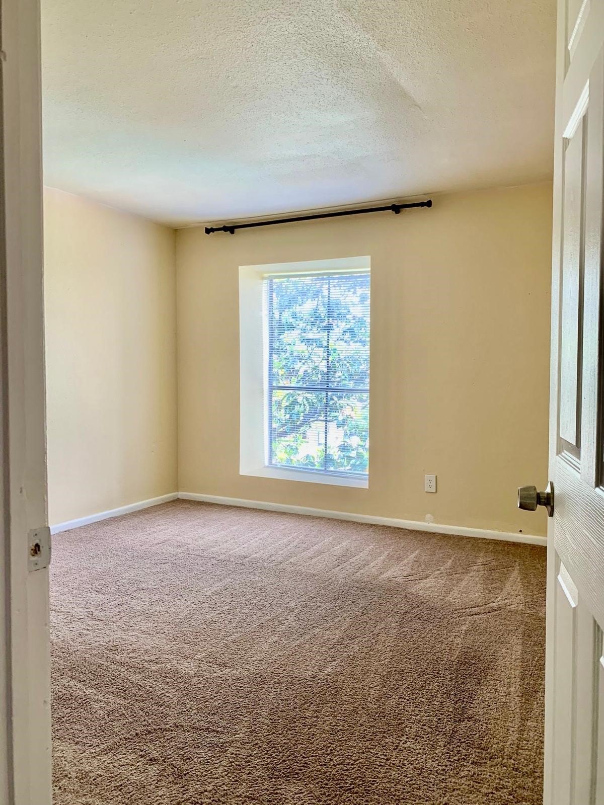 3055 Walnut Bend Lane, Unit 36 Houston, TX 77042 - Photo 15 of 19 Main Bedroom suite.