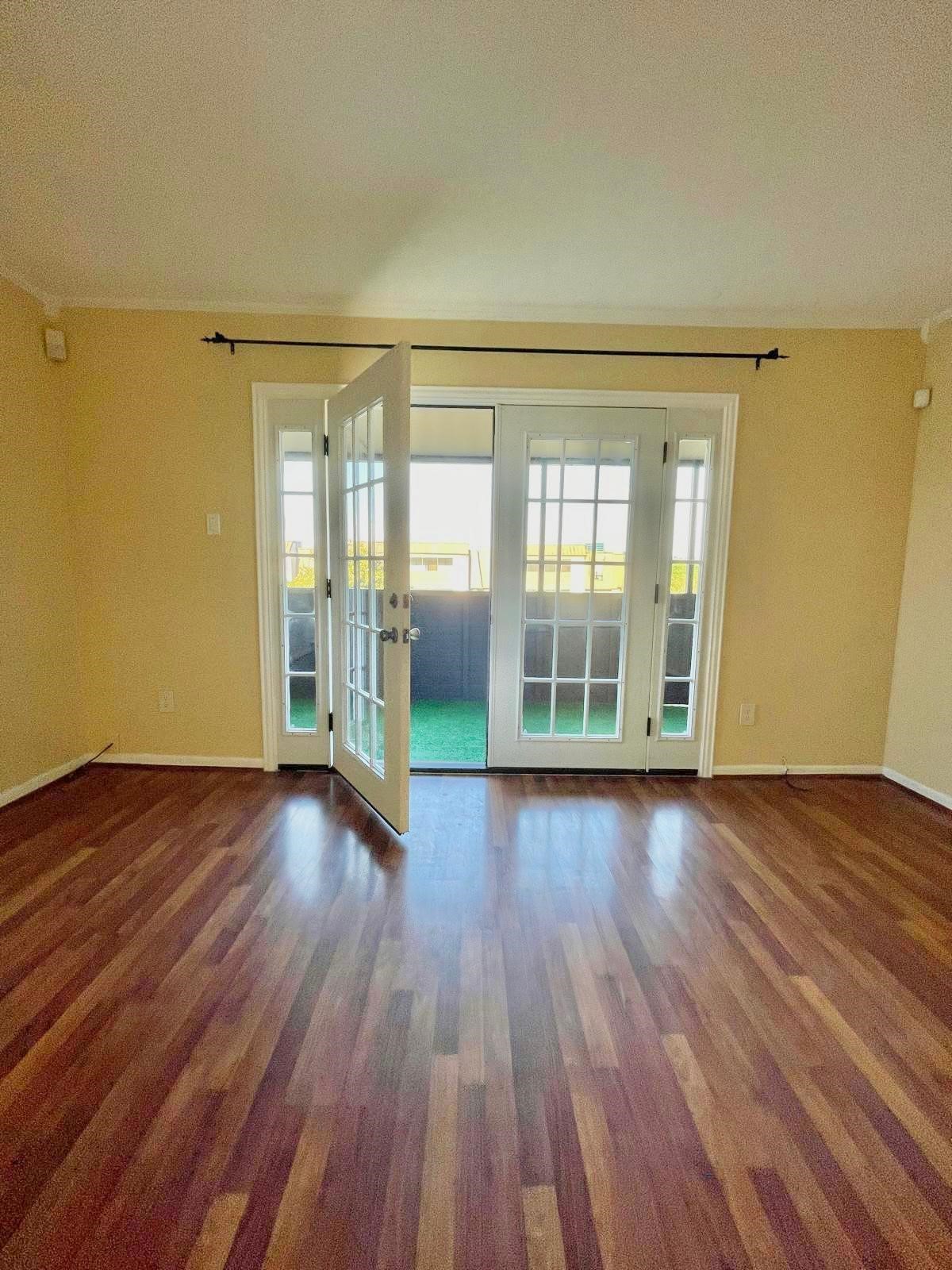3055 Walnut Bend Lane, Unit 36 Houston, TX 77042 - Photo 3 of 19 Living room with large doors to the balcony,