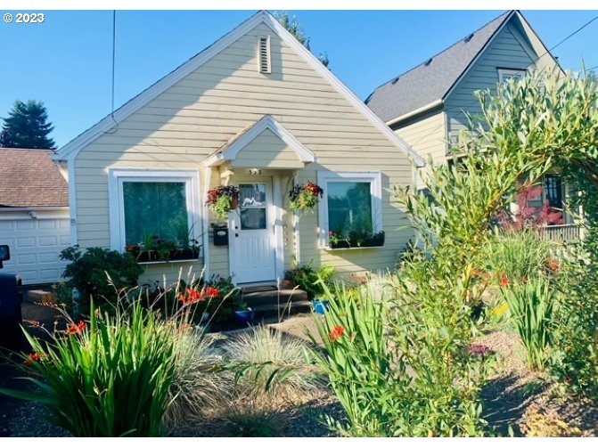 553 Southwest Clay Street Dallas, OR 97338 - Photo 1 of 33 a view of a house with potted plants
