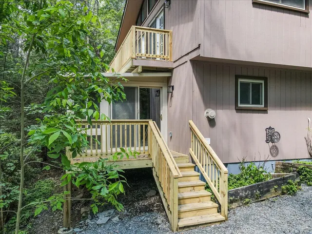 $337,000 | 169 Sportsmen Drive, Cresco, PA 18326