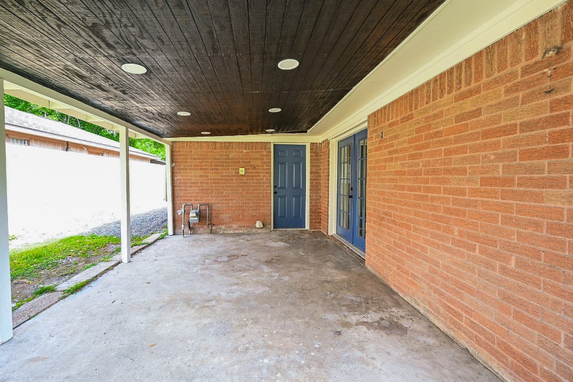 11027 Maize Lane Houston, TX 77041 - Photo 28 of 32 a view of an empty room with a window