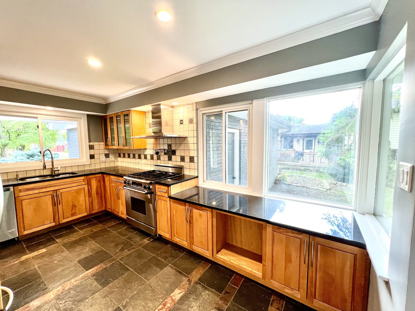 708 Wesley Drive Park Ridge, IL 60068 - Photo 7 of 29 Gallery Image 7