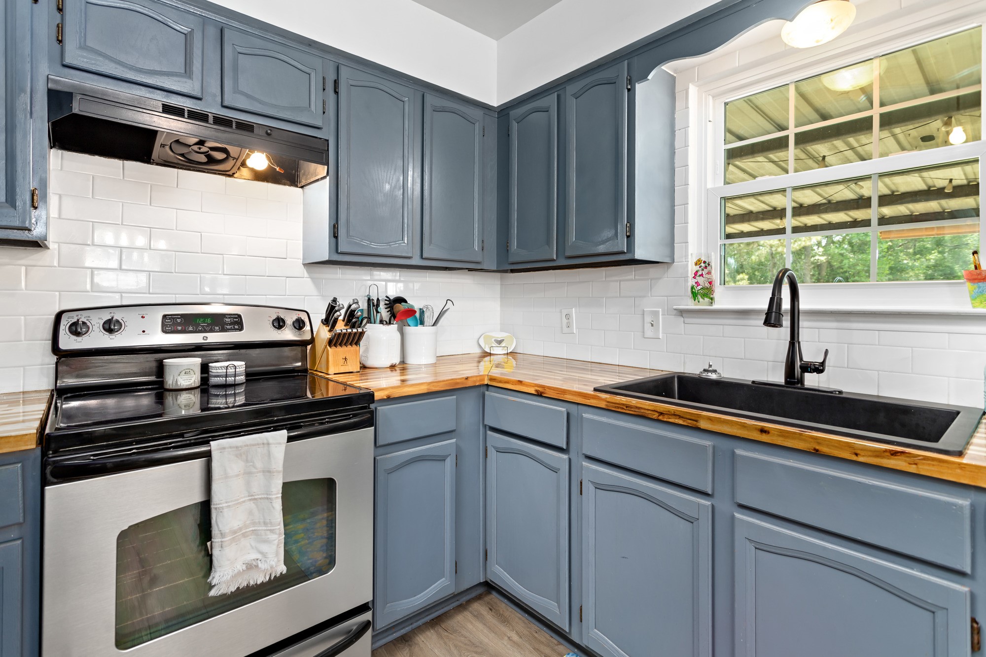 9994 Ruby Lane Silsbee, TX 77656 - Photo 8 of 17 a kitchen with stainless steel appliances a sink stove and cabinets