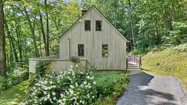 a view of a back yard