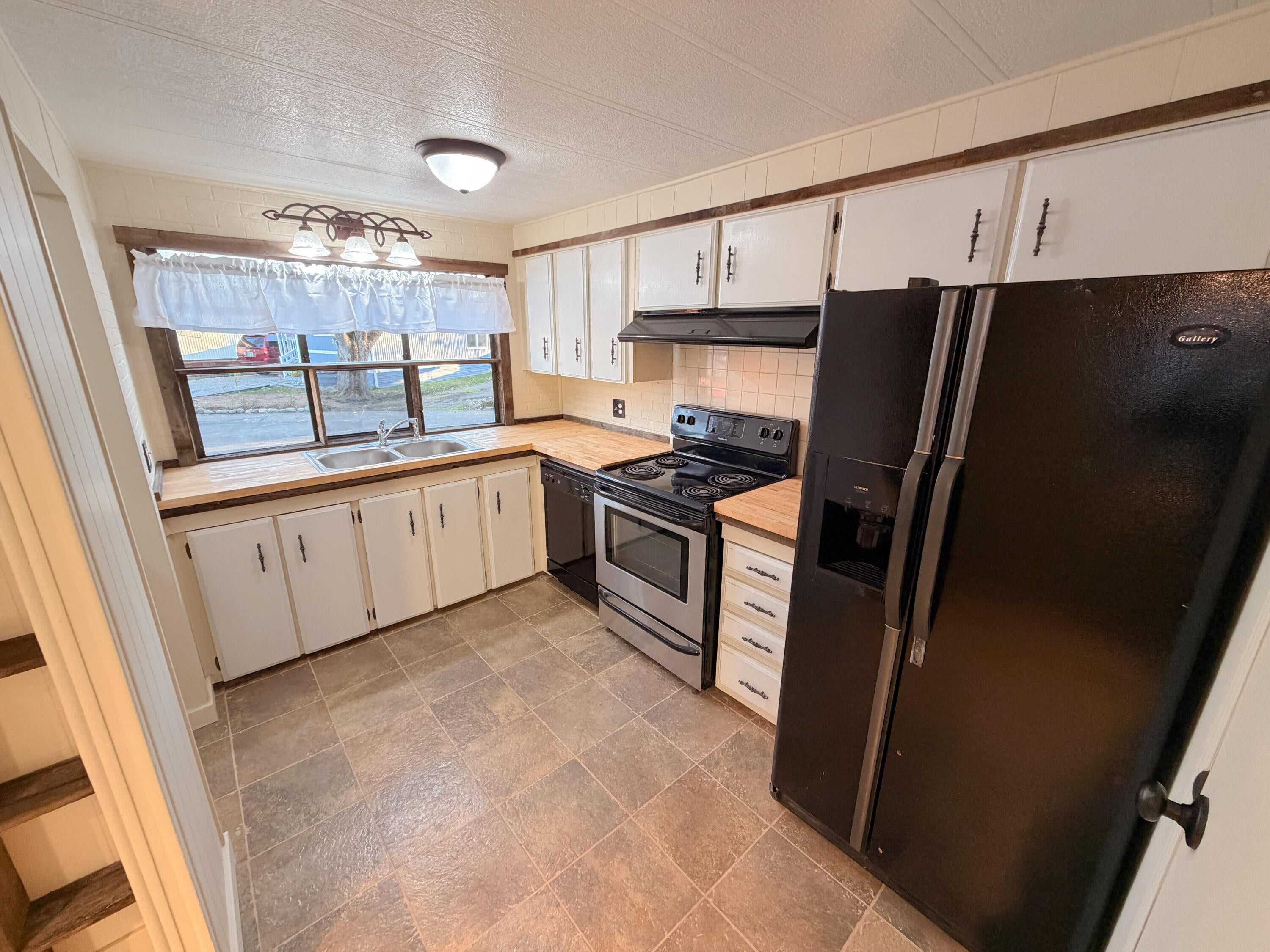 2335 Table Rock Road, Unit SPC 27 Medford, OR 97501 - Photo 10 of 14 Kitchen