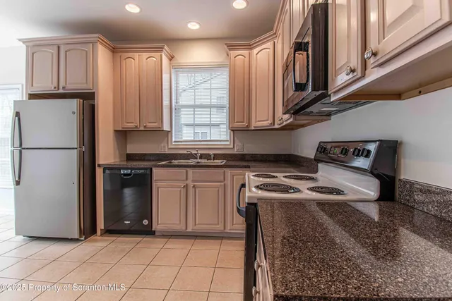 $1,975 | 4013 Pond View Drive, Clarks Summit, PA 18411