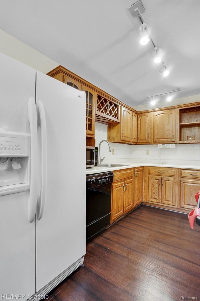 28095 Dixon Road Novi, MI 48377 - Photo 36 of 41 dsc09001-dsc09003.jpg