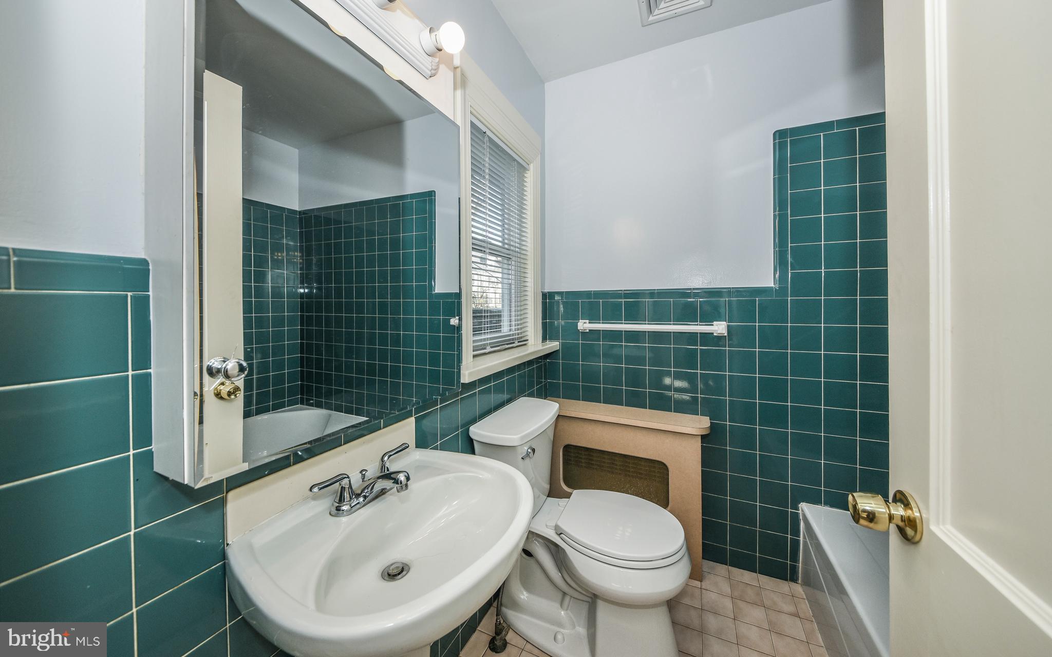 3 Erdenheim Road Glenside, PA 19038 - Photo 20 of 35 Full en suite bath on main level