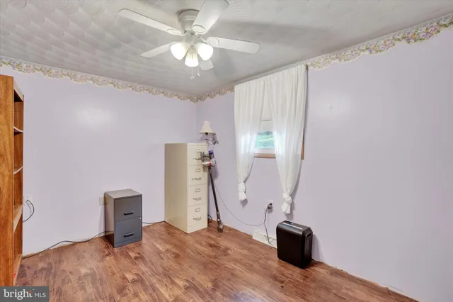 a view of a livingroom with a workspace