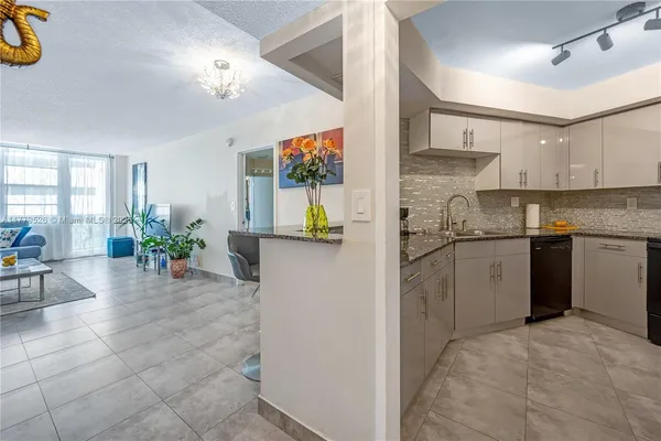 $3,000 | 3725 South Ocean Drive, Unit 1015, Hollywood, FL 33019