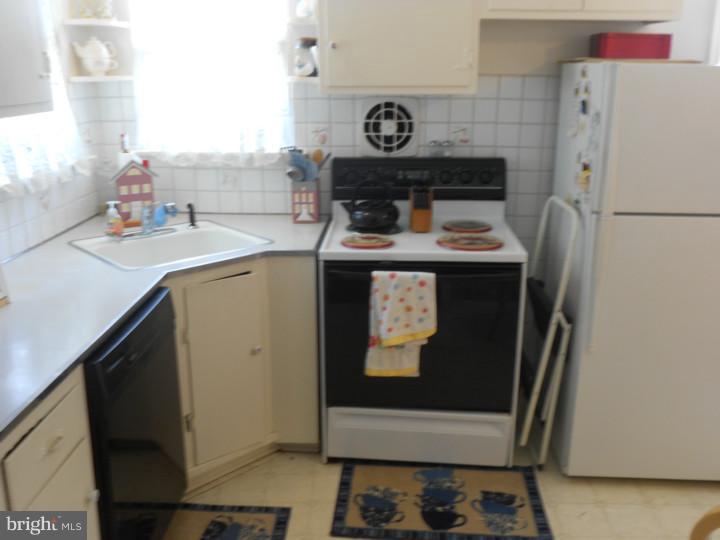 1331 Midland Road Conshohocken, PA 19428 - Photo 6 of 10 Kitchen