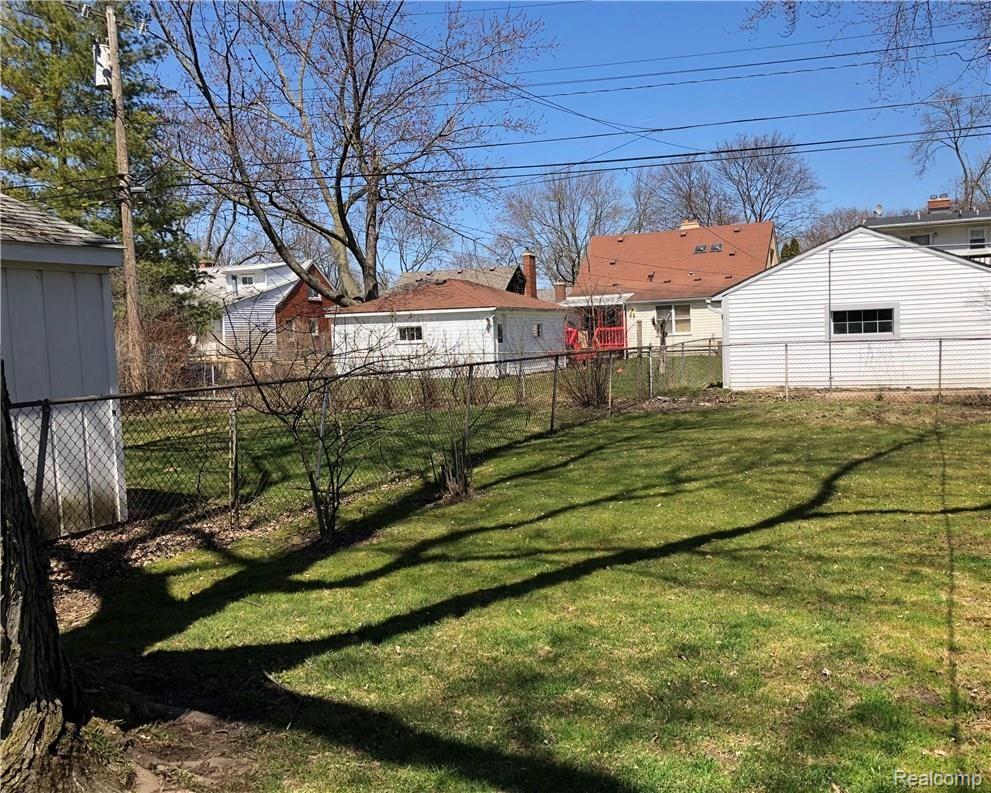 2757 Dorchester Road Birmingham, MI 48009 - Photo 16 of 18 Large, fenced yard