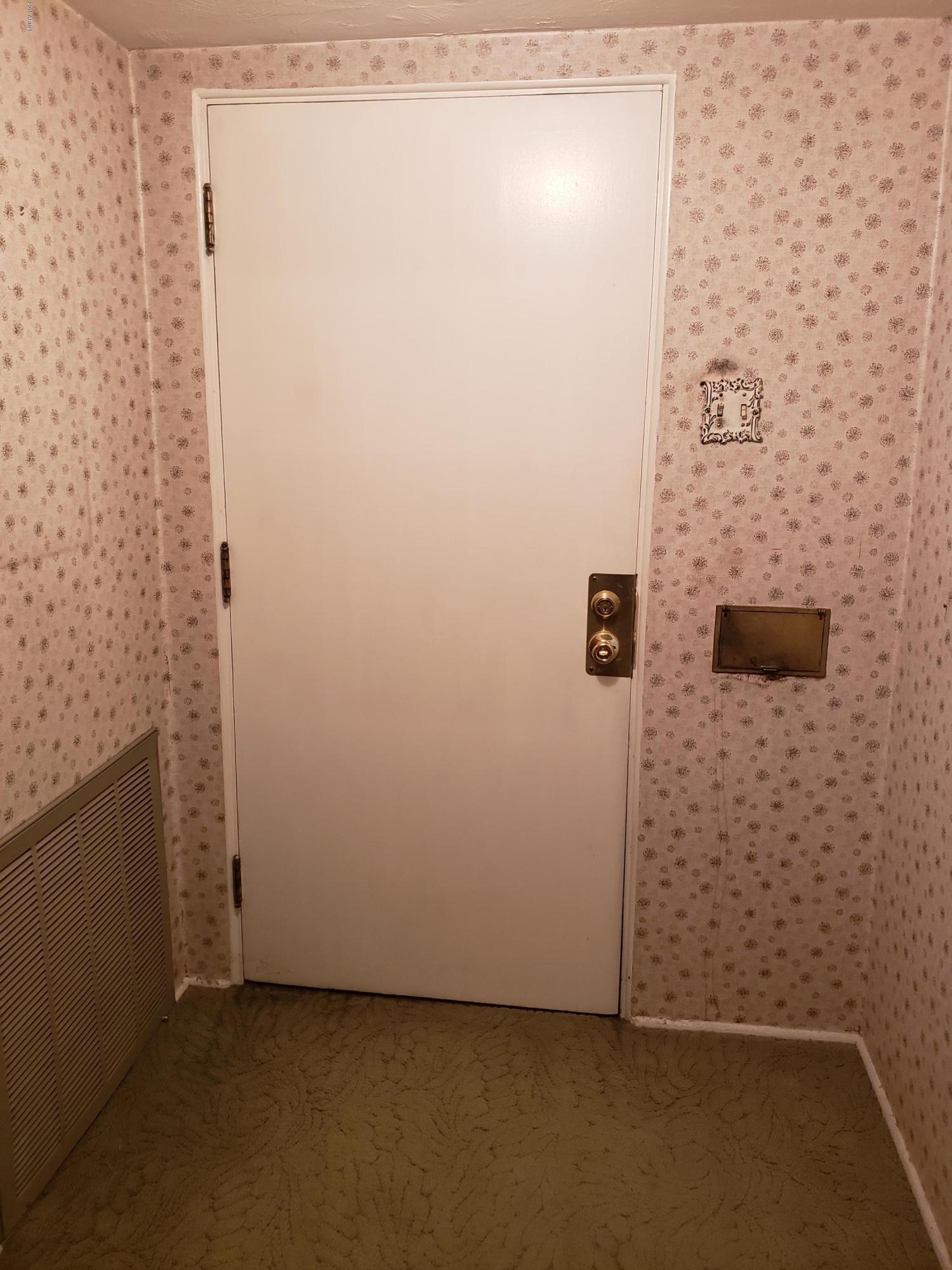 815 West Ocotillo Road Phoenix, AZ 85013 - Photo 4 of 18 Entry with mail drop