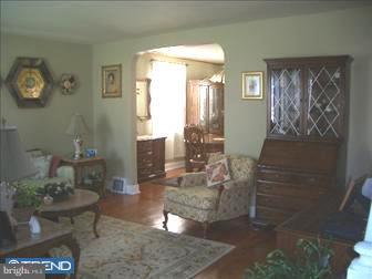 7356 Ryers Avenue Philadelphia, PA 19111 - Photo 2 of 6 Living Room