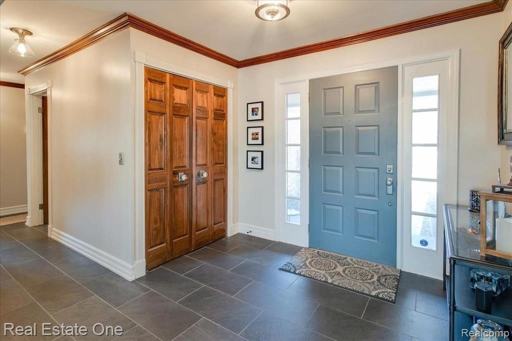 451 Lake Forest Road Rochester Hills, MI 48309 - Photo 5 of 97