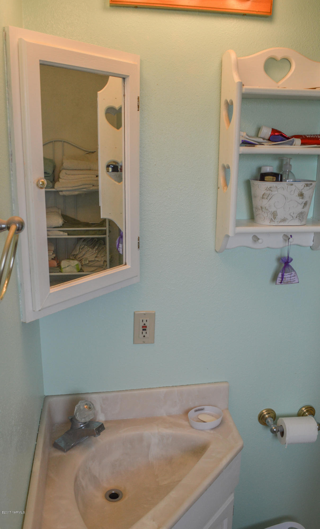 581 Gilbert Road Zillah, WA 98953 - Photo 13 of 38 a bathroom with a tub and a sink