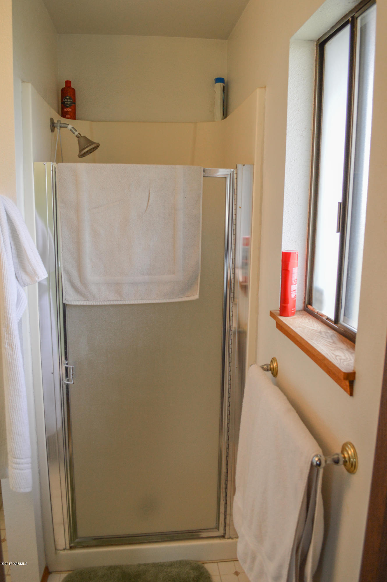 581 Gilbert Road Zillah, WA 98953 - Photo 14 of 38 a bathroom with a bathtub