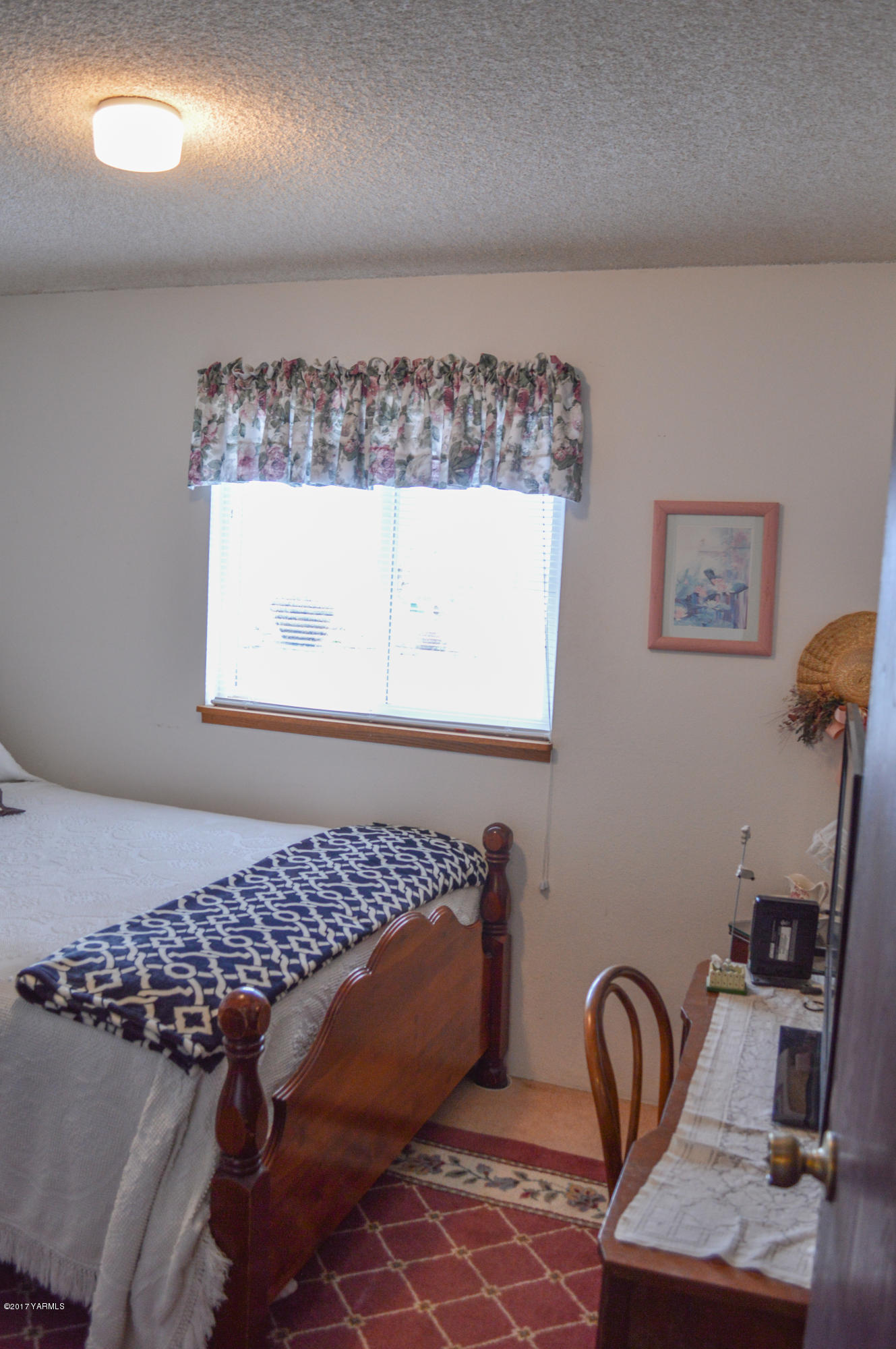 581 Gilbert Road Zillah, WA 98953 - Photo 16 of 38 a bedroom with a bed and a window