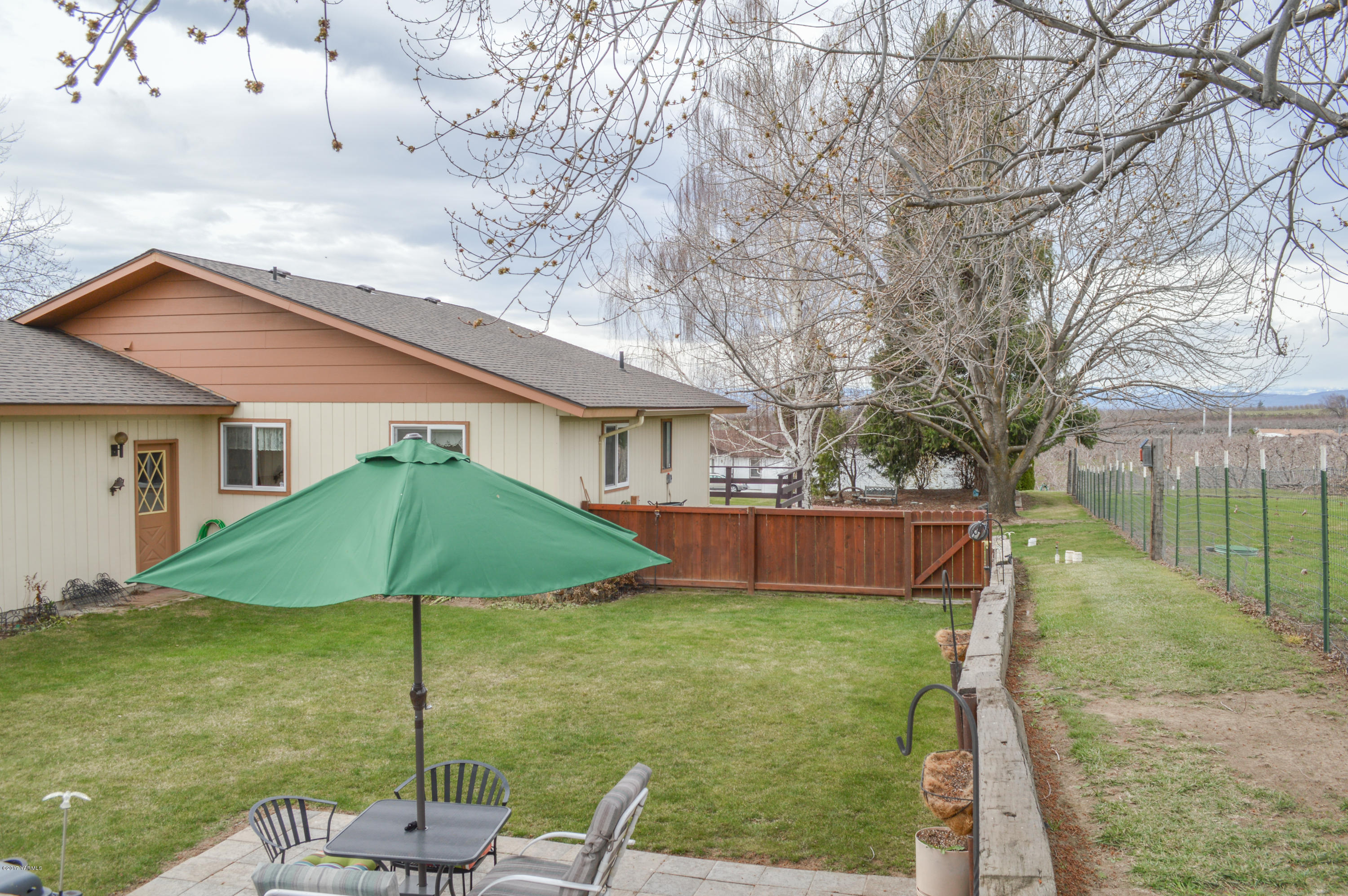 581 Gilbert Road Zillah, WA 98953 - Photo 20 of 38 a swimming pool with an outdoor space