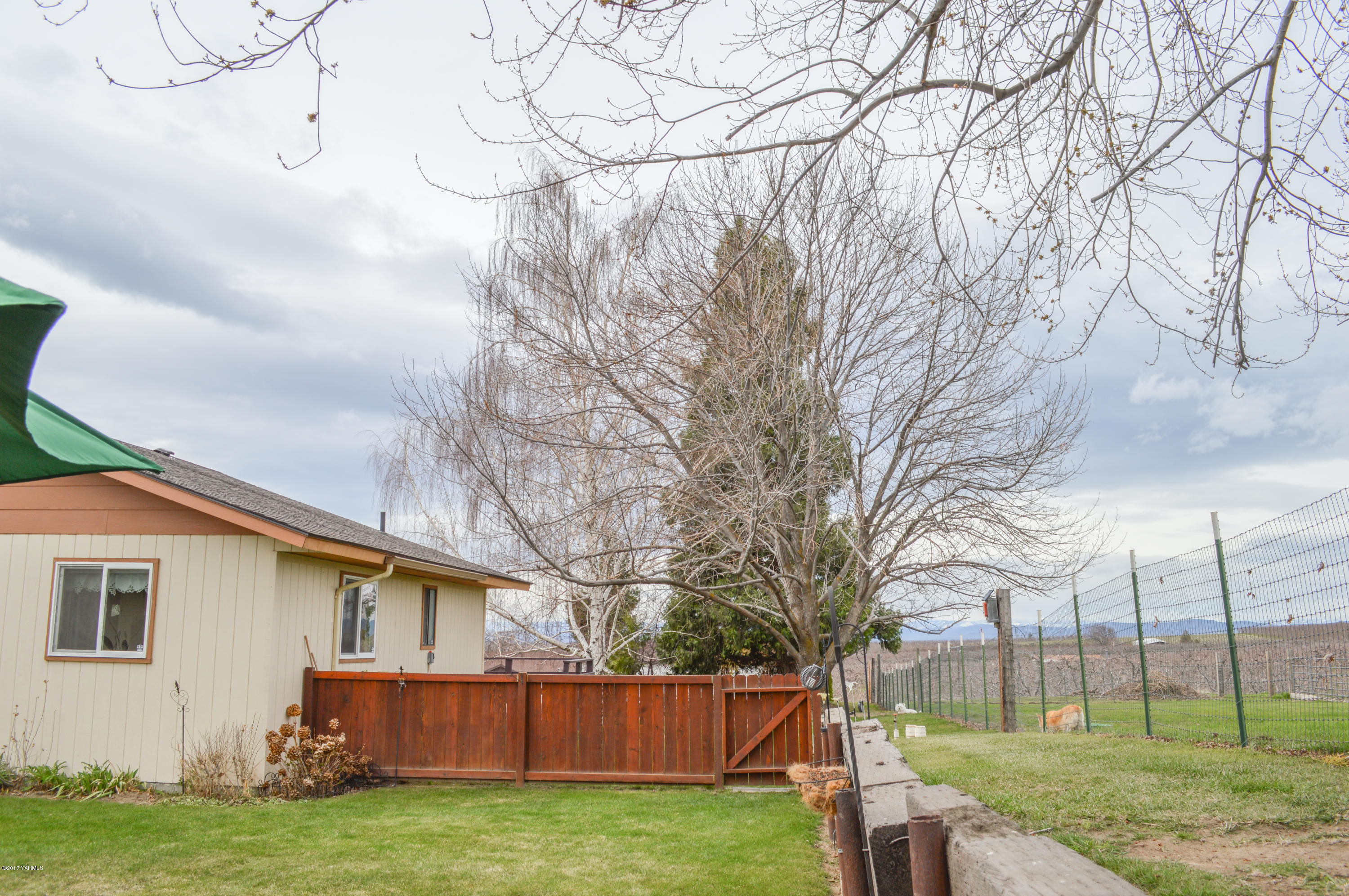 581 Gilbert Road Zillah, WA 98953 - Photo 21 of 38 a backyard of a house with table and chairs