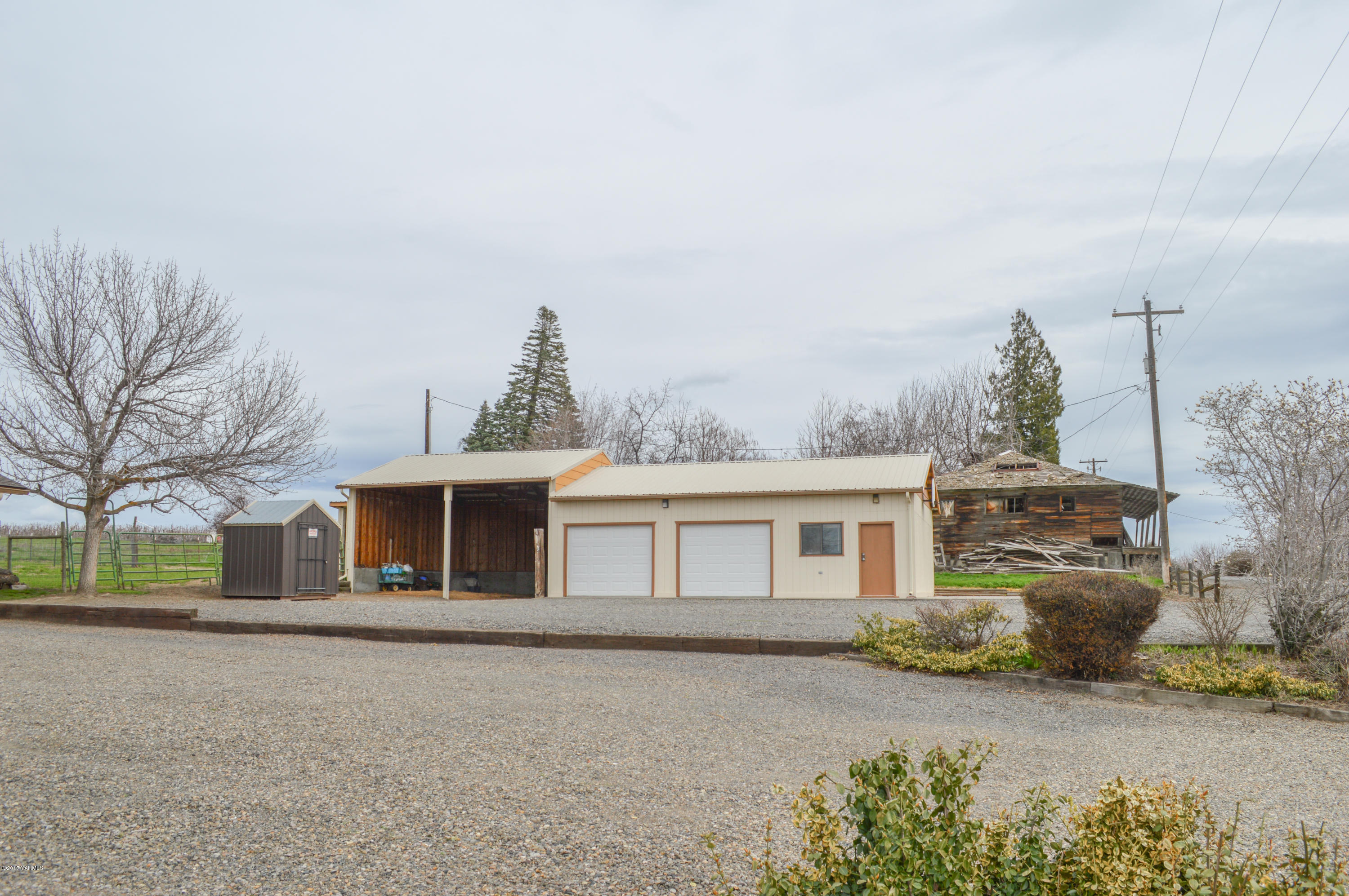 581 Gilbert Road Zillah, WA 98953 - Photo 25 of 38 a front view of a house with a yard and garage
