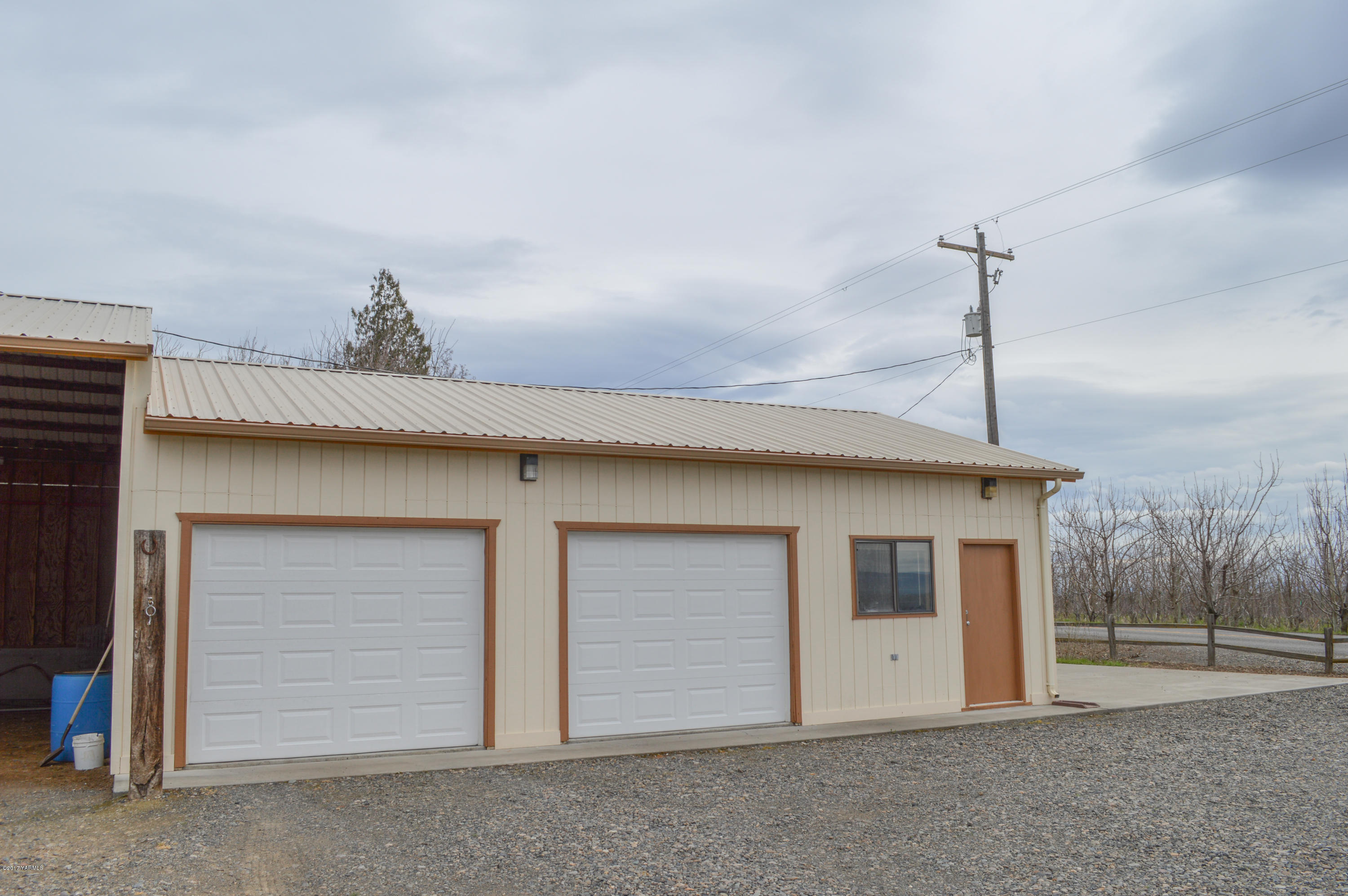 581 Gilbert Road Zillah, WA 98953 - Photo 26 of 38 a white house with a outdoor space