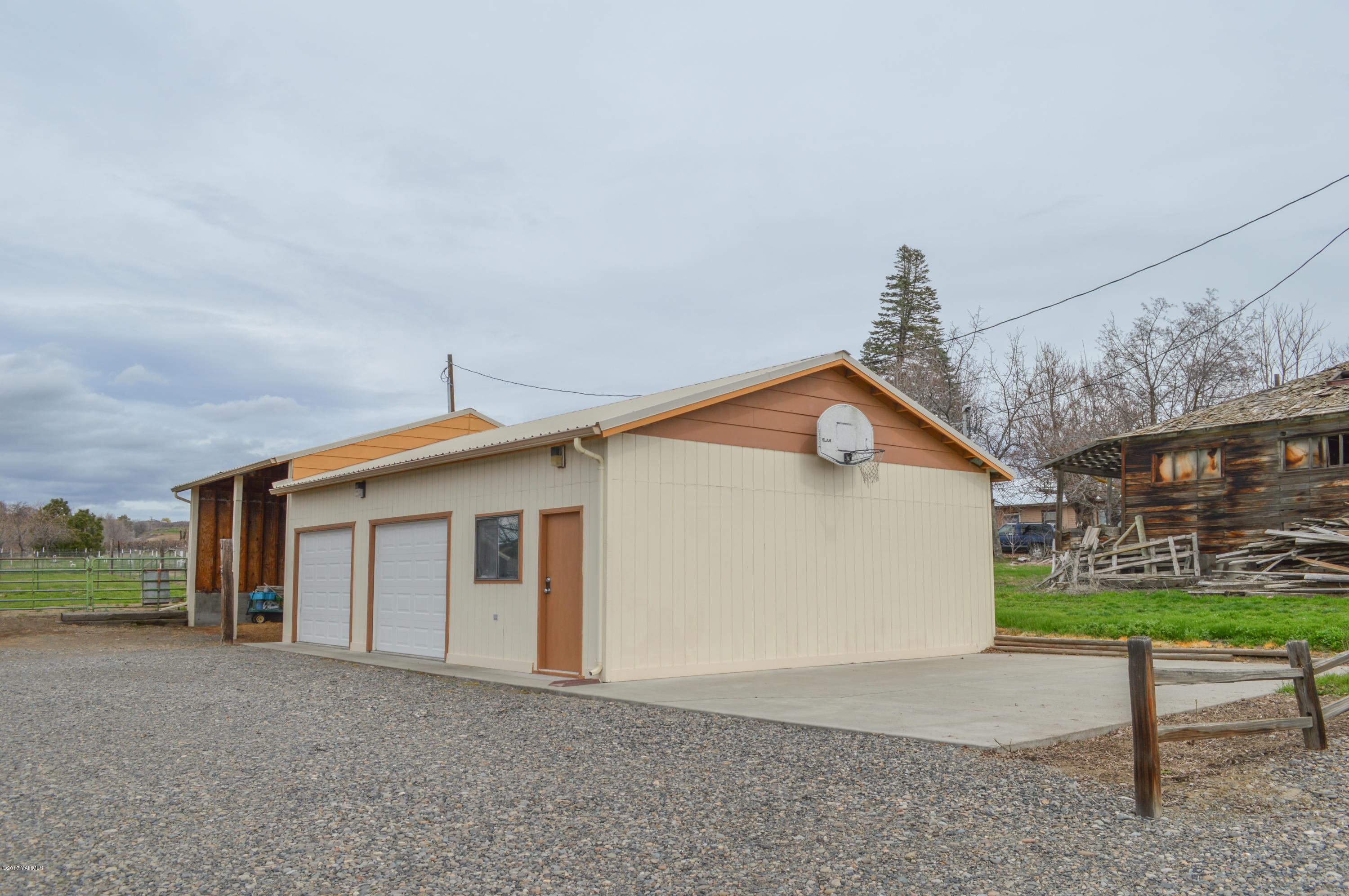581 Gilbert Road Zillah, WA 98953 - Photo 27 of 38 a view of a house with a yard and garage