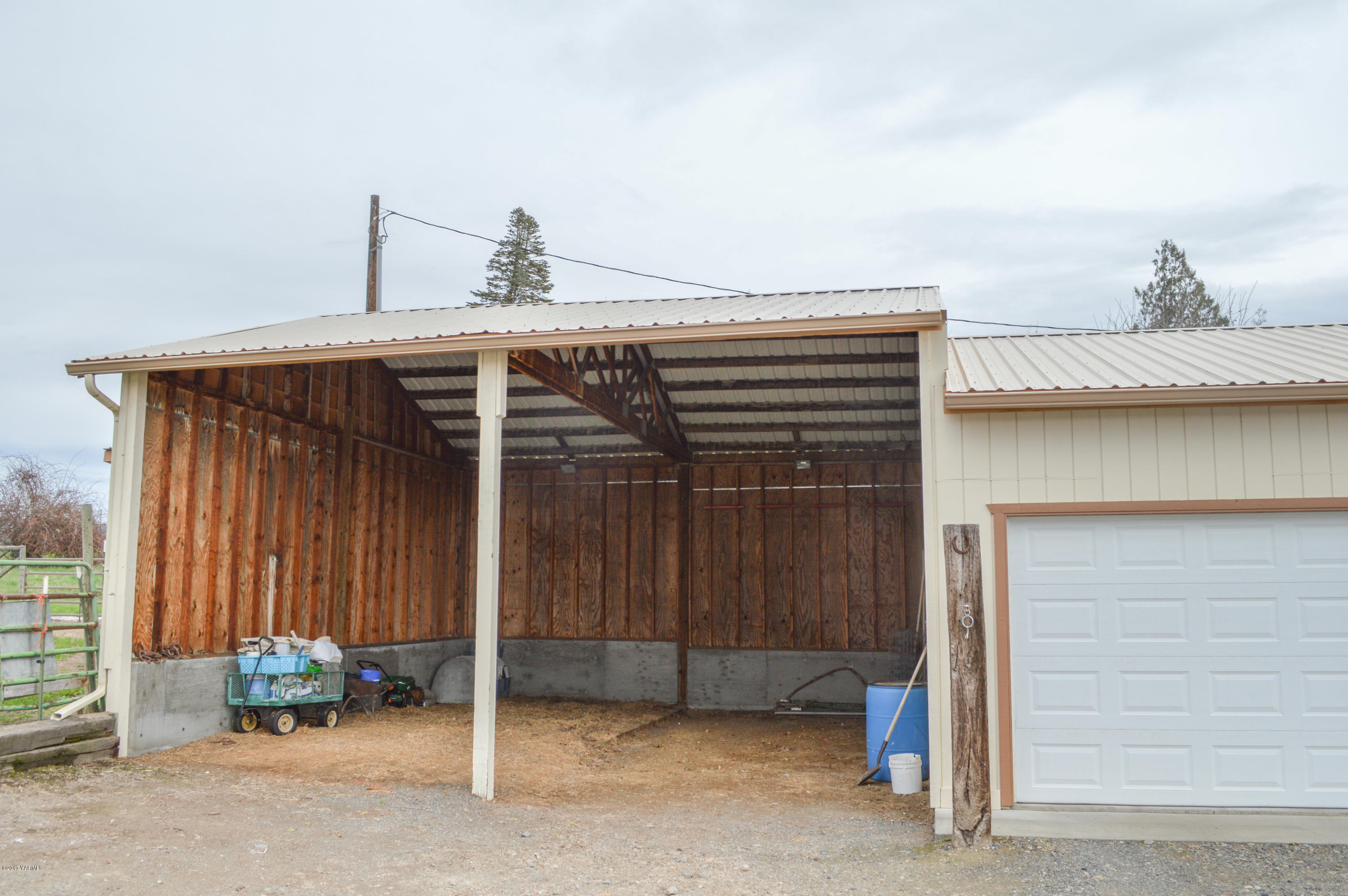 581 Gilbert Road Zillah, WA 98953 - Photo 28 of 38 a view of a house with a outdoor space