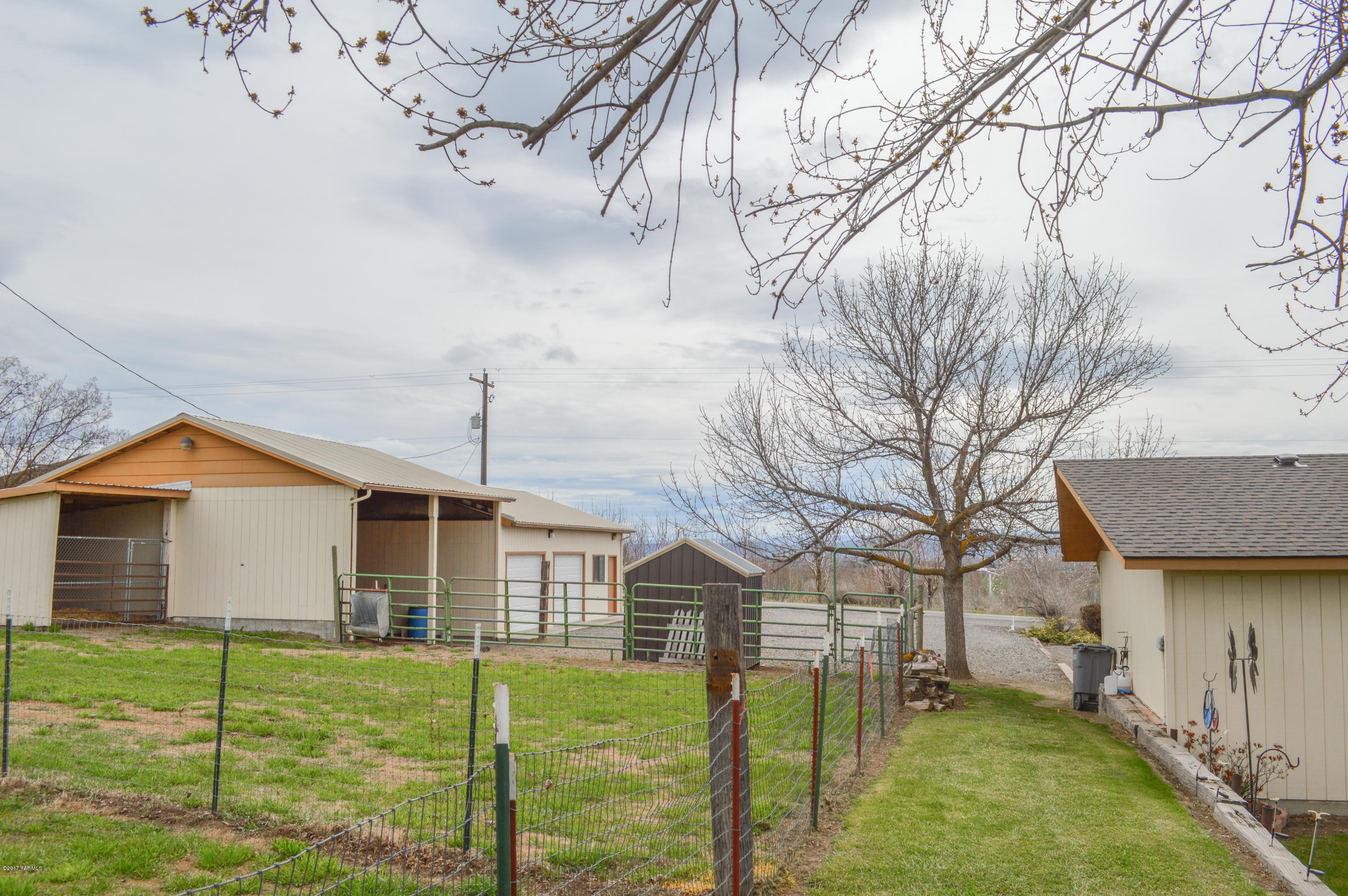 581 Gilbert Road Zillah, WA 98953 - Photo 29 of 38 a view of a yard in front of house