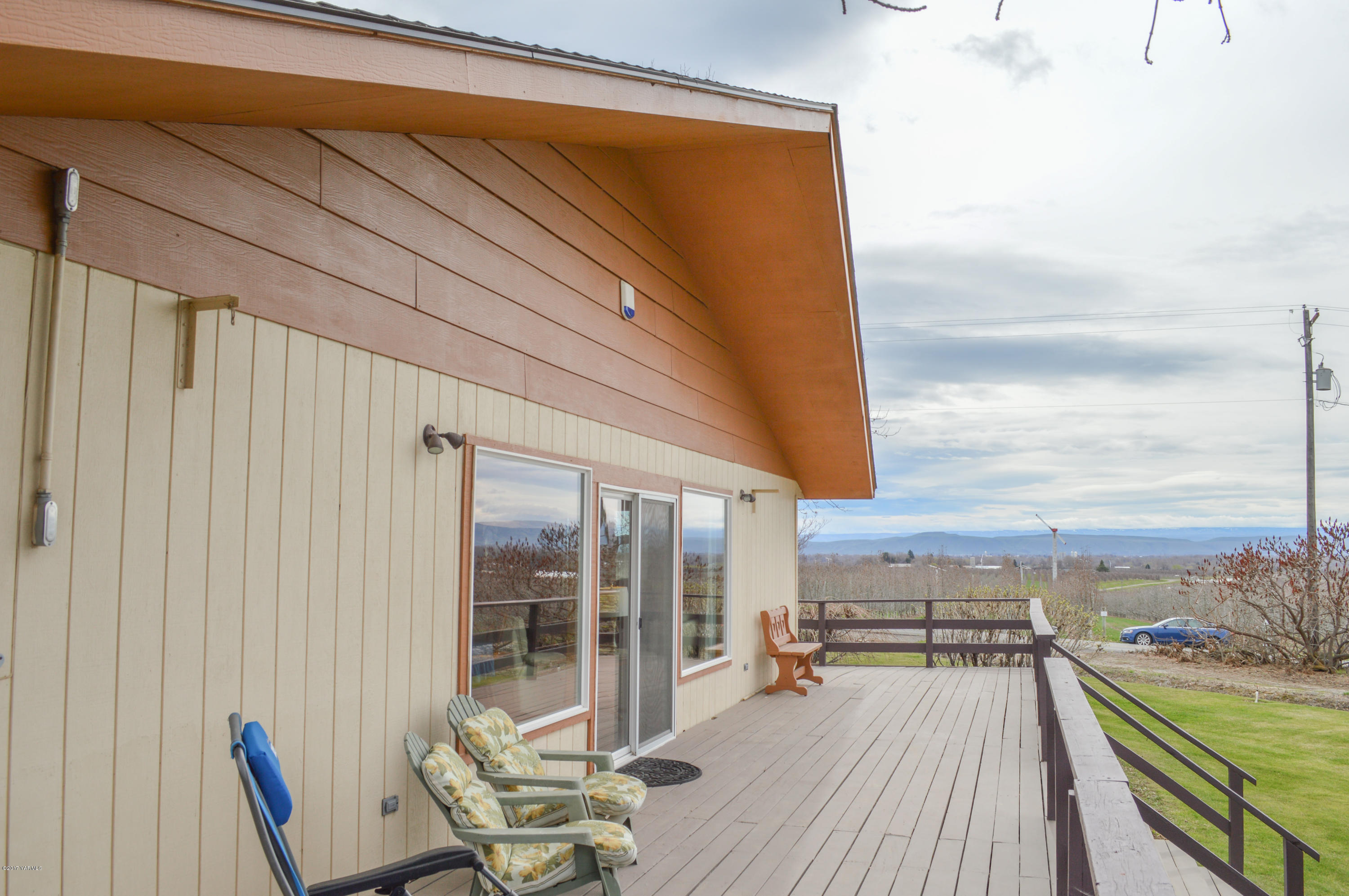 581 Gilbert Road Zillah, WA 98953 - Photo 30 of 38 a view of a balcony with chair and wooden floor