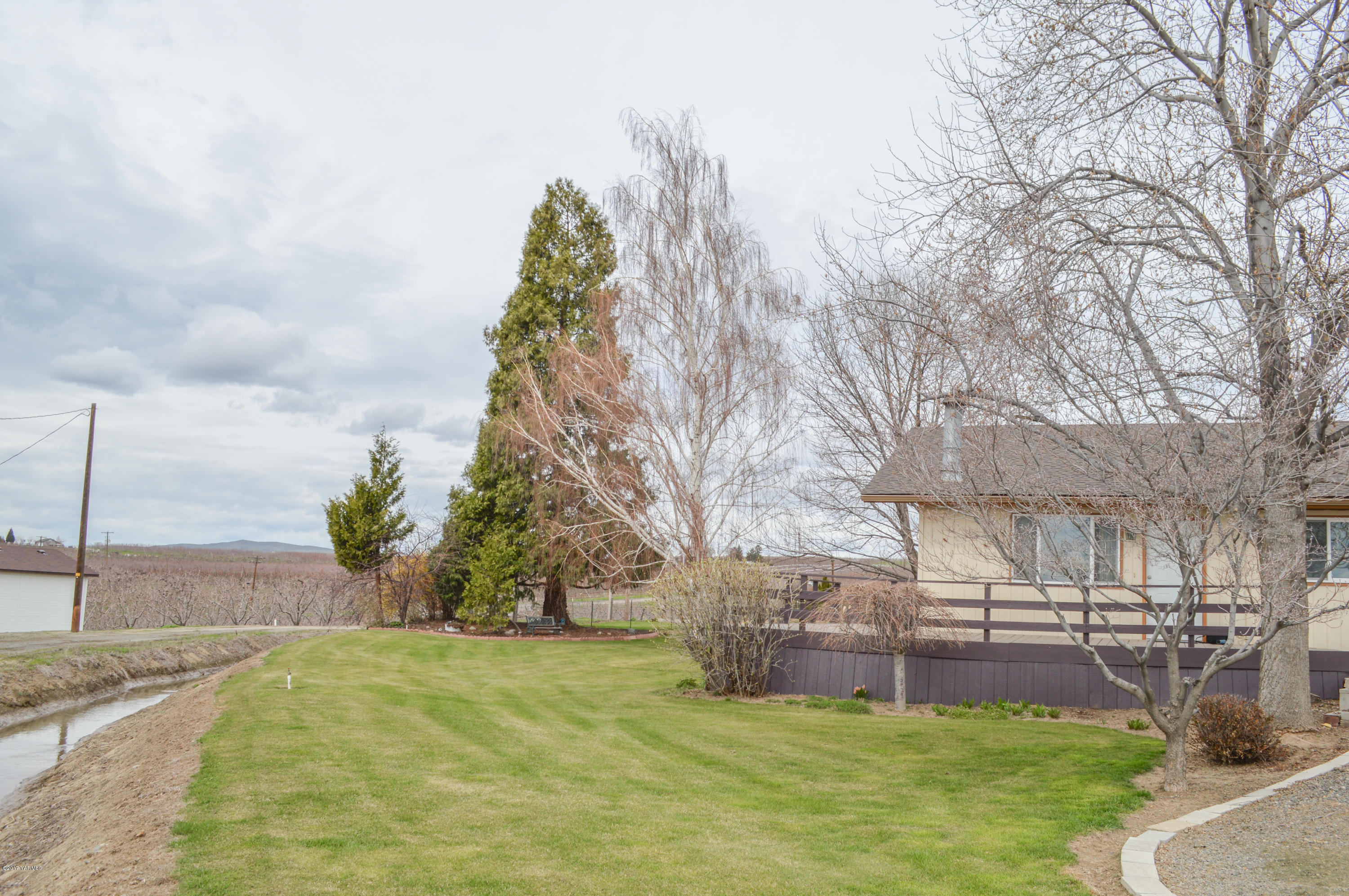 581 Gilbert Road Zillah, WA 98953 - Photo 33 of 38 a view of a yard with large trees