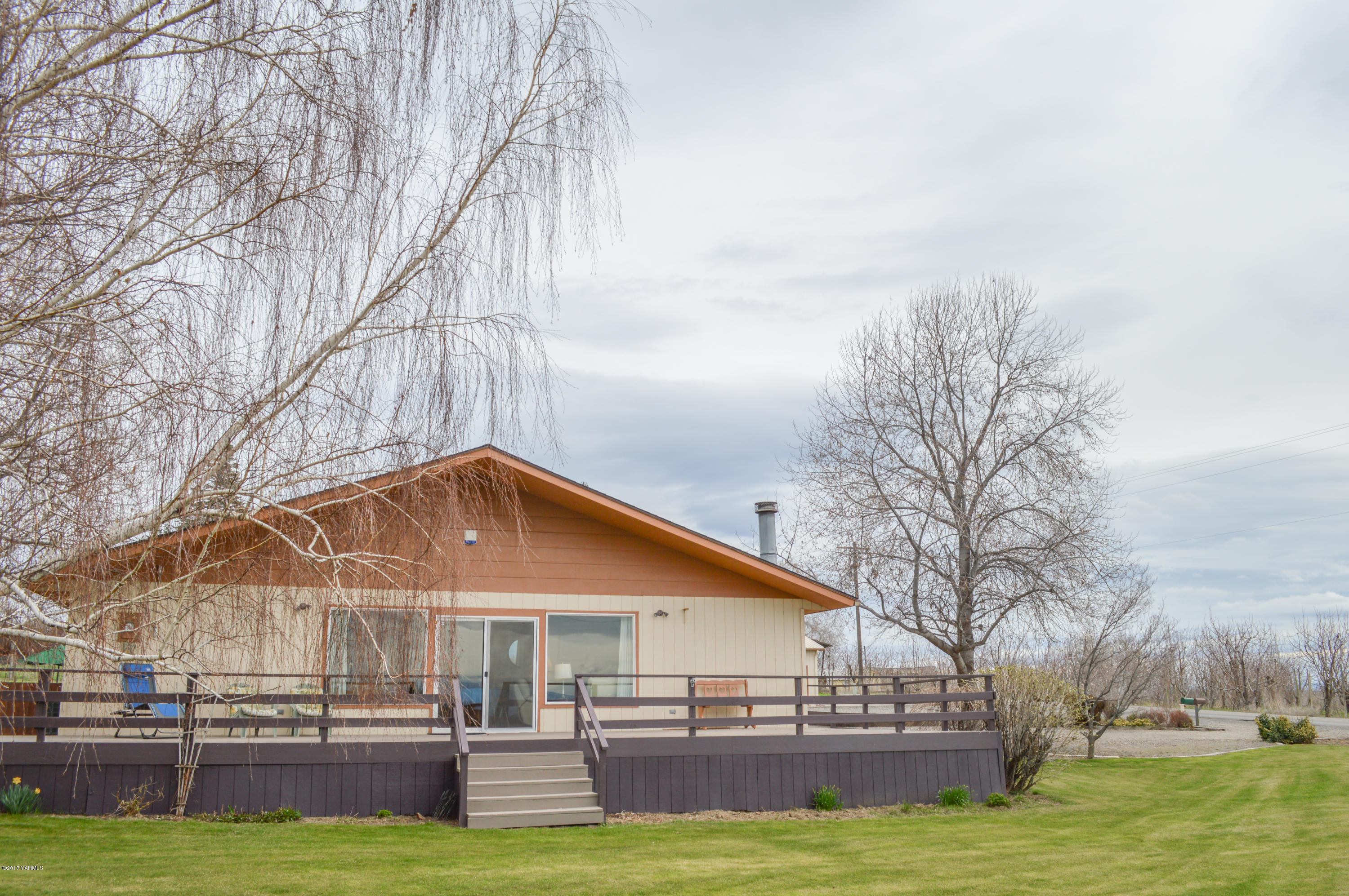 581 Gilbert Road Zillah, WA 98953 - Photo 38 of 38 a view of a house with swimming pool and yard