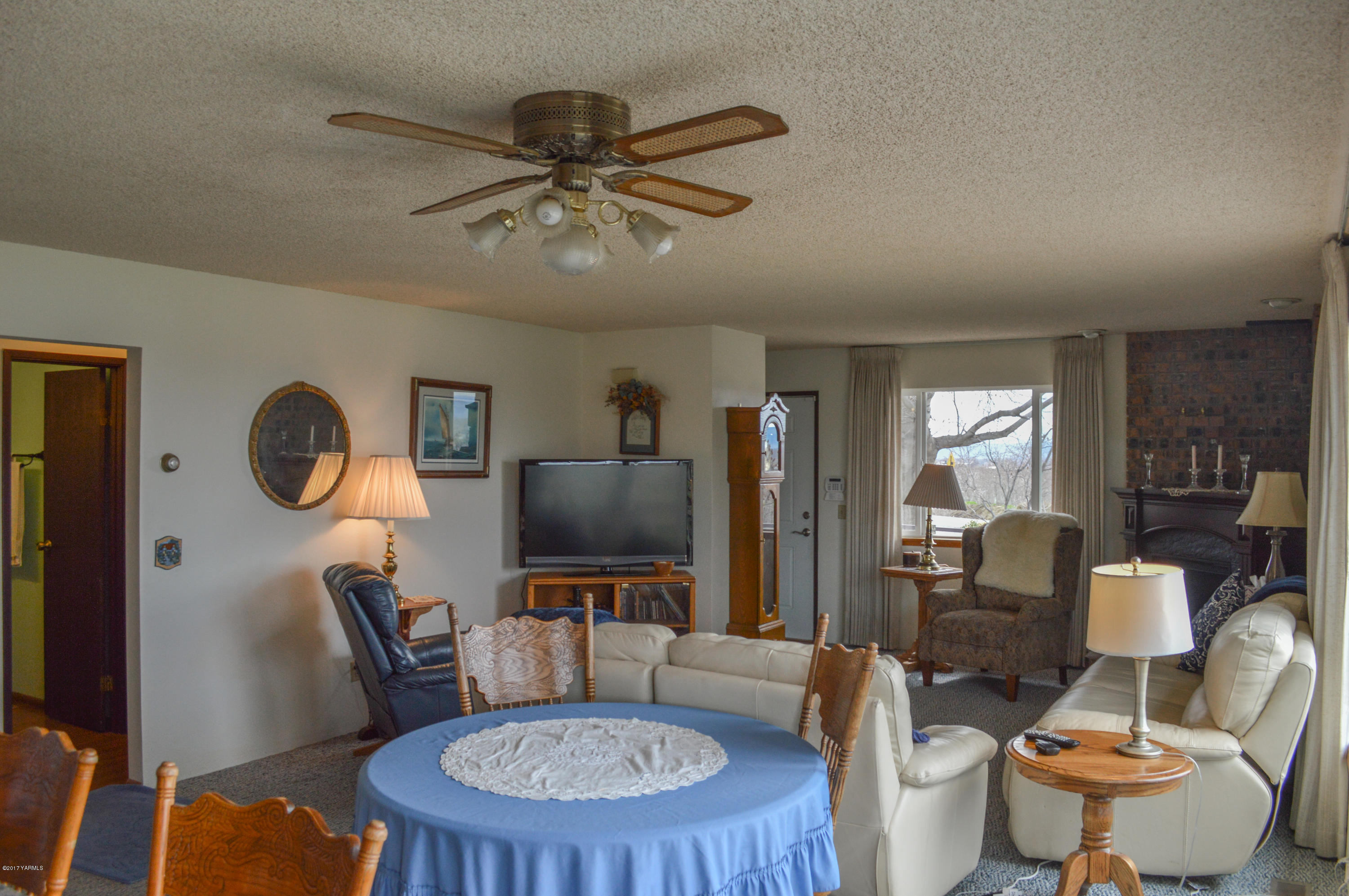 581 Gilbert Road Zillah, WA 98953 - Photo 6 of 38 a living room with furniture a piano and a flat screen tv