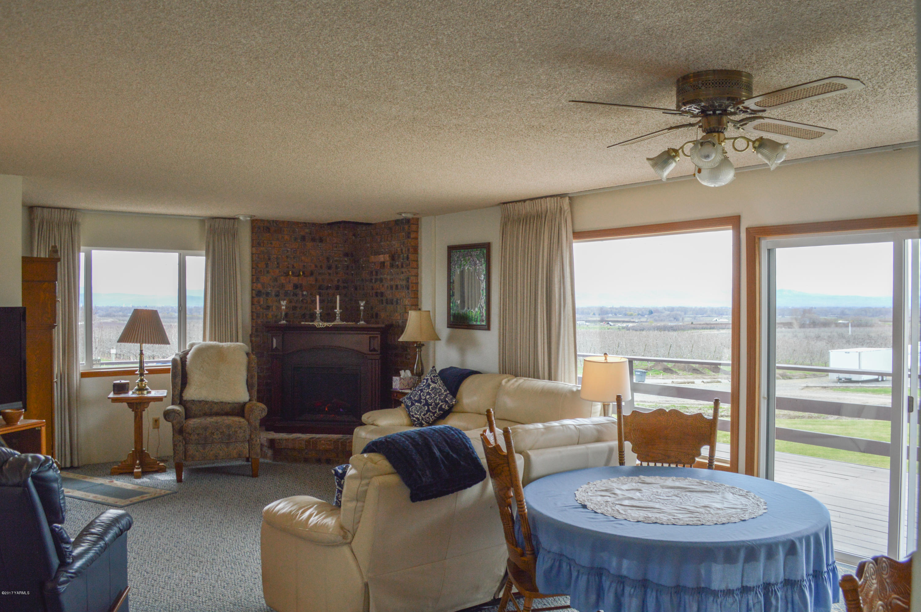 581 Gilbert Road Zillah, WA 98953 - Photo 7 of 38 a living room with furniture and a table