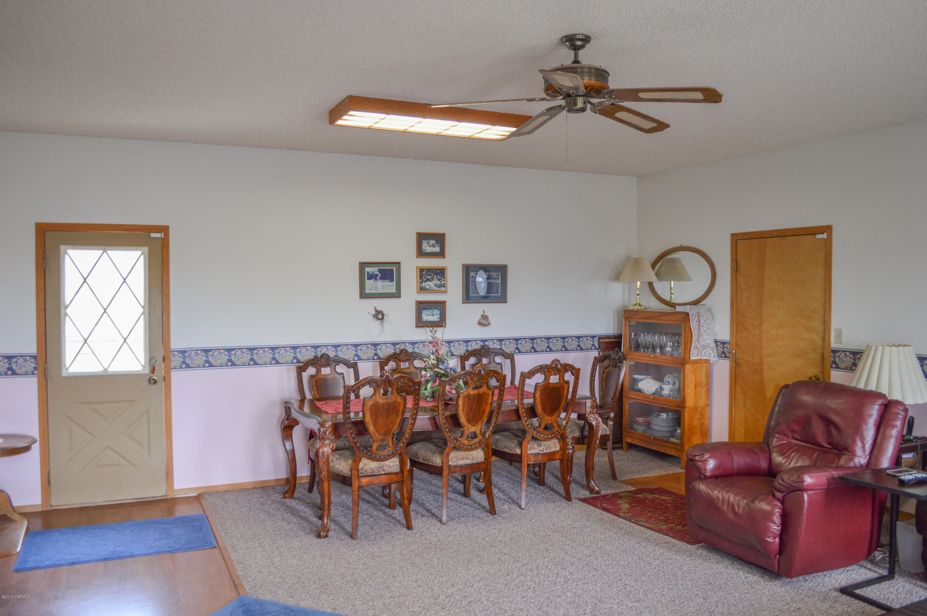581 Gilbert Road Zillah, WA 98953 - Photo 8 of 38 a living room with furniture