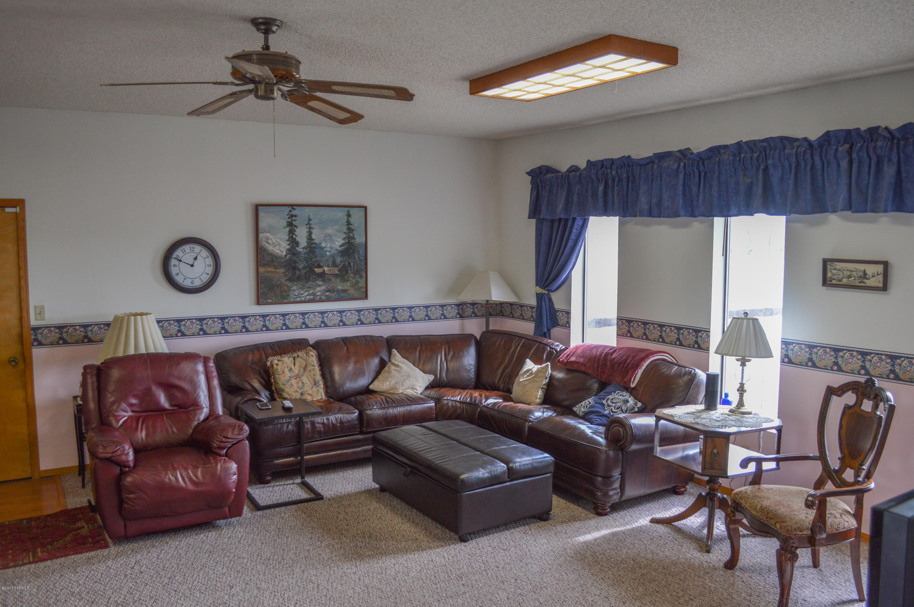 581 Gilbert Road Zillah, WA 98953 - Photo 9 of 38 a living room with furniture