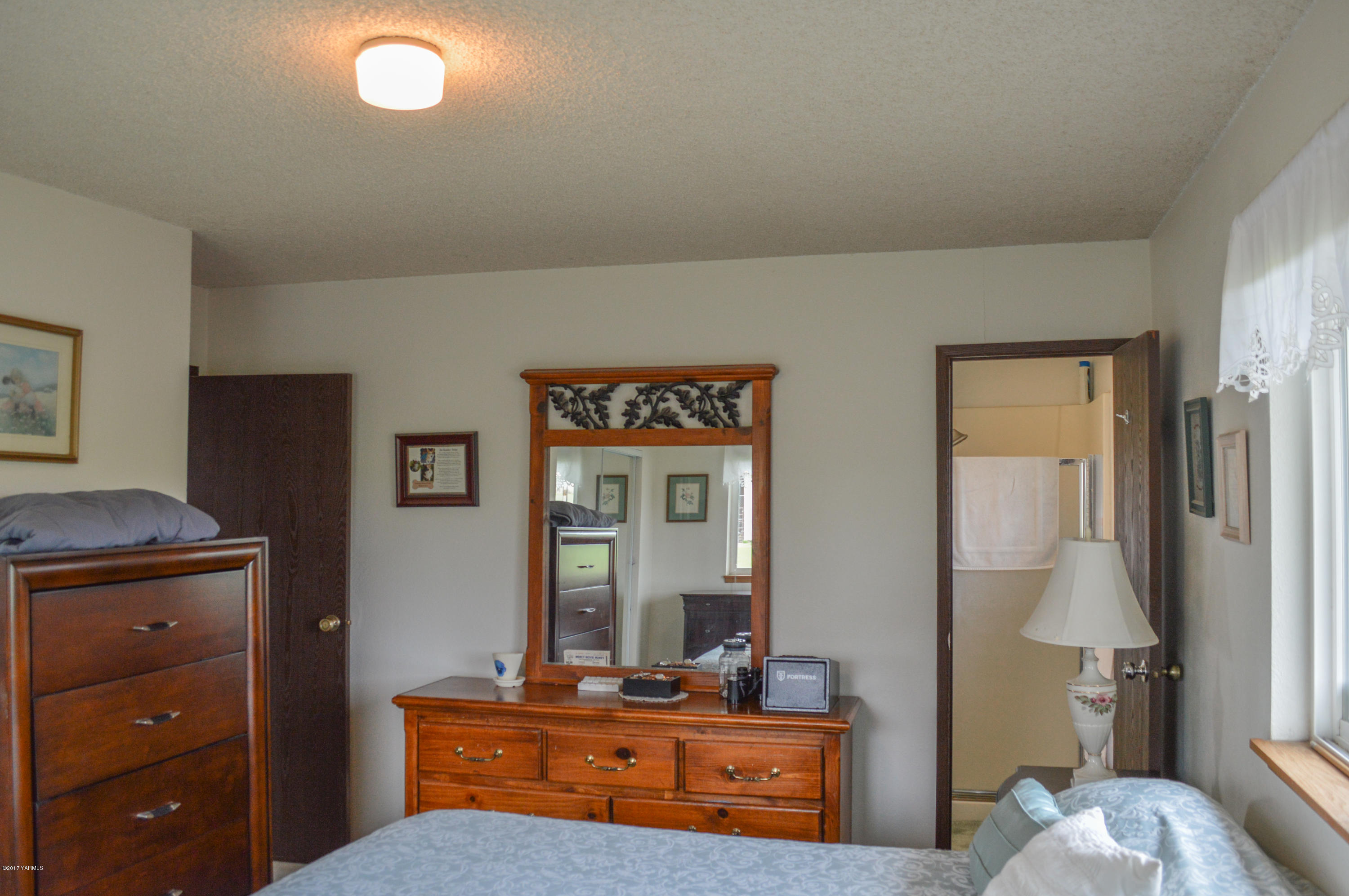581 Gilbert Road Zillah, WA 98953 - Photo 10 of 38 a room with a bed and a mirror