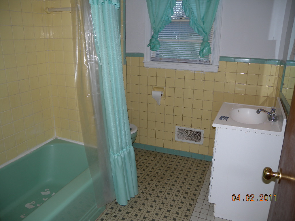 2521 Northminster Road Northwest Roanoke, VA 24012 - Photo 8 of 15 Bathroom