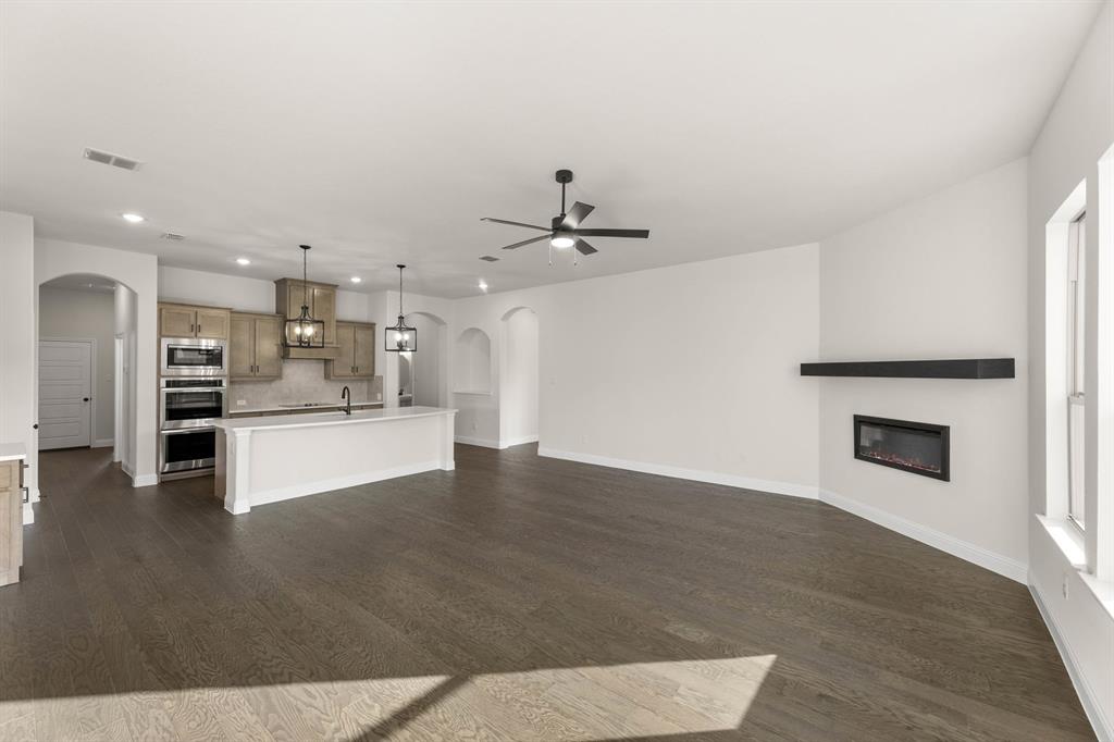 43 Magpie Street Joshua, TX 76058 - Photo 7 of 30 43 Magpie-Living Room-2