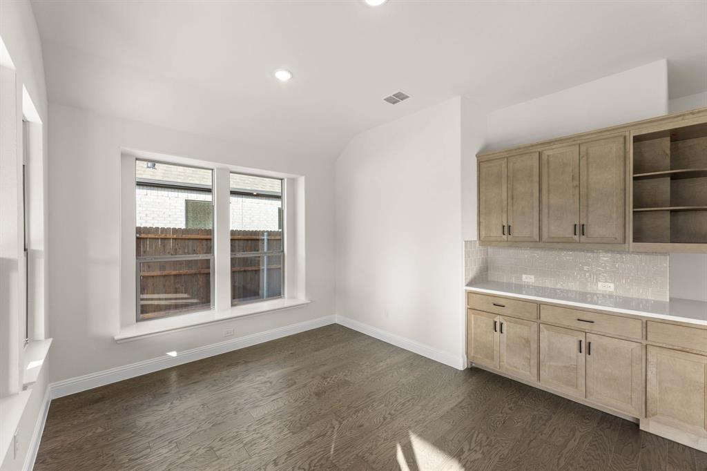 43 Magpie Street Joshua, TX 76058 - Photo 8 of 30 43 Magpie-Dining-1